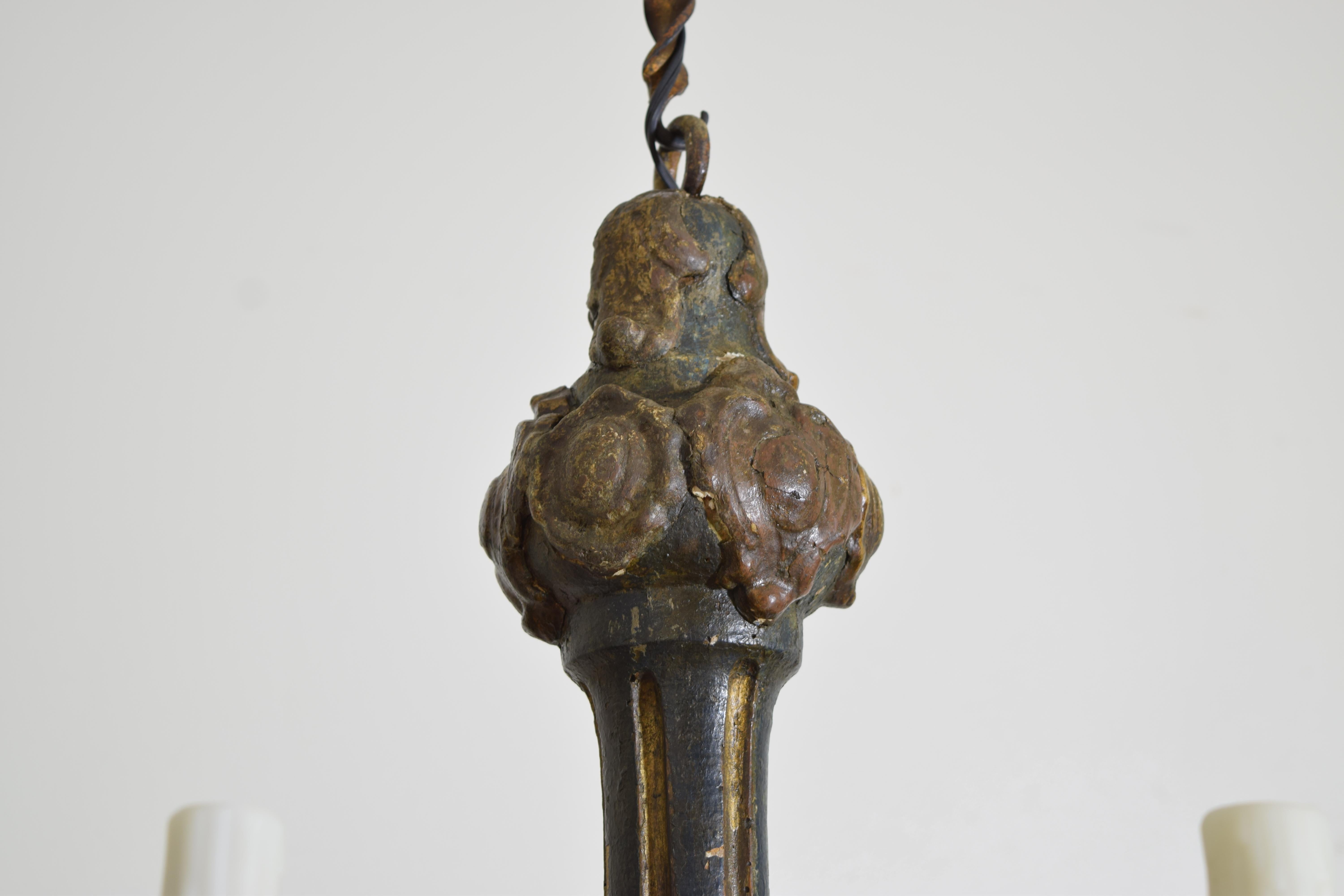 Peint à la main Lustre à 12 lumières en bois peint et papier mâché d'époque Louis XIV, 18e siècle en vente