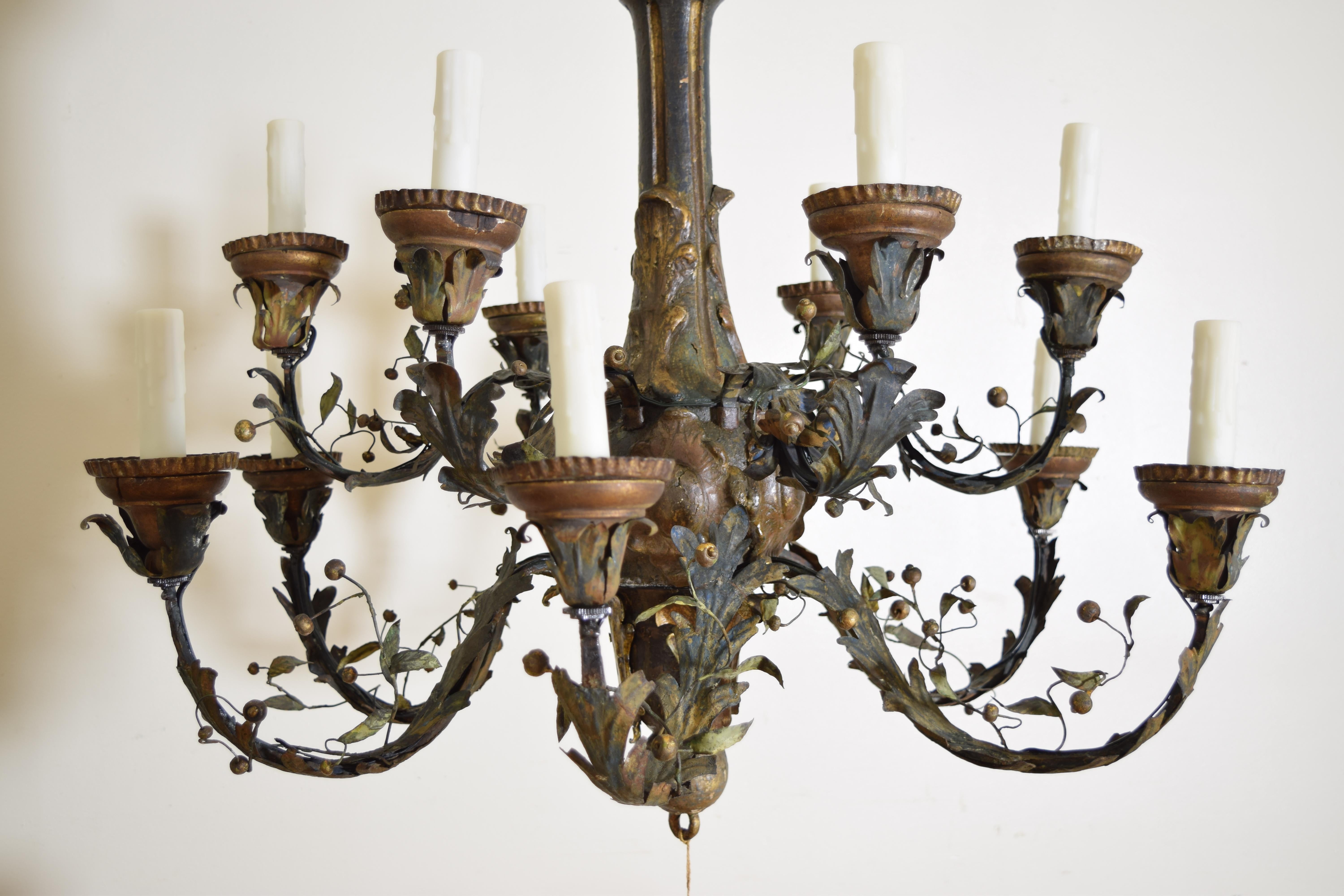XVIIIe siècle Lustre à 12 lumières en bois peint et papier mâché d'époque Louis XIV, 18e siècle en vente
