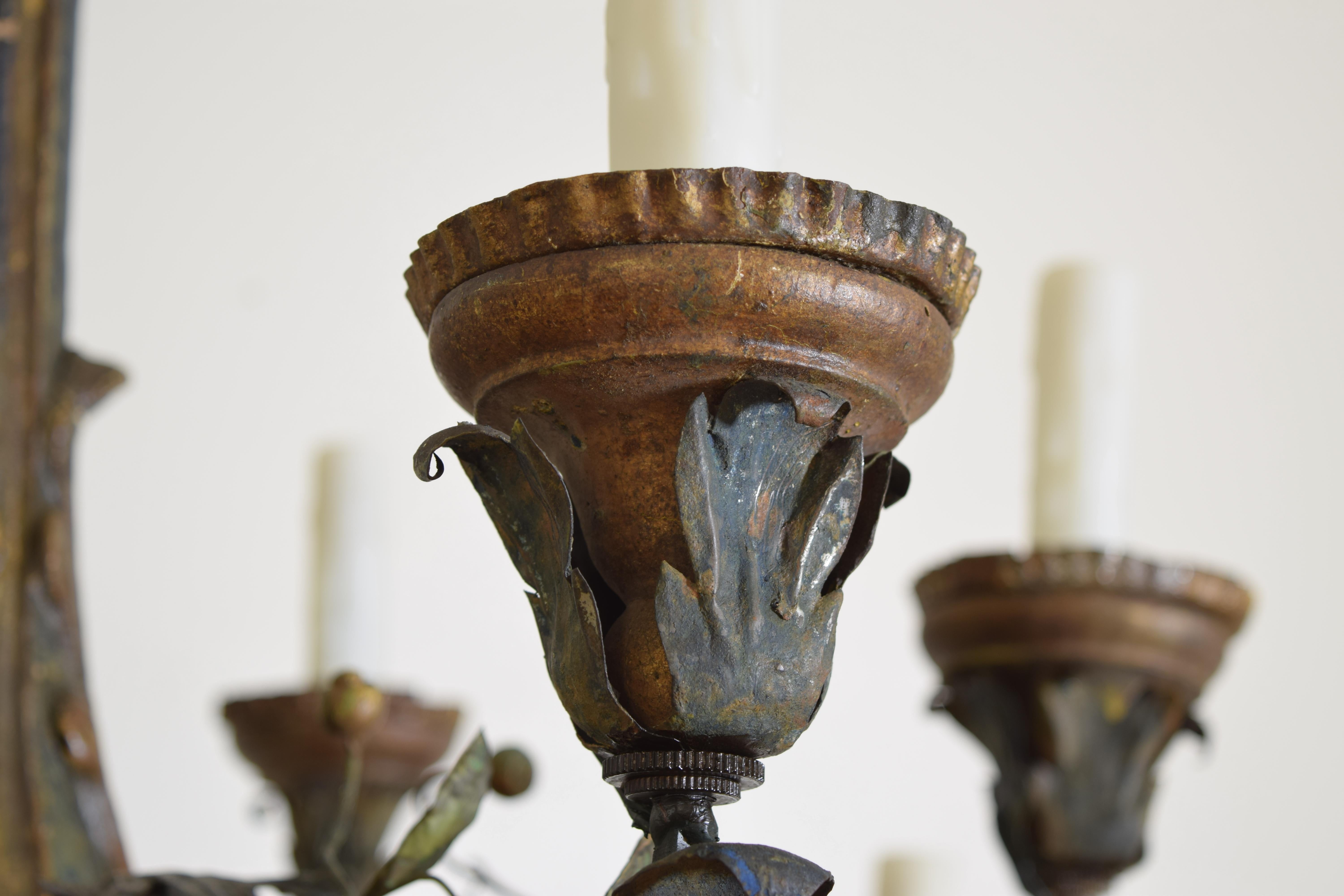 Bois doré Lustre à 12 lumières en bois peint et papier mâché d'époque Louis XIV, 18e siècle en vente