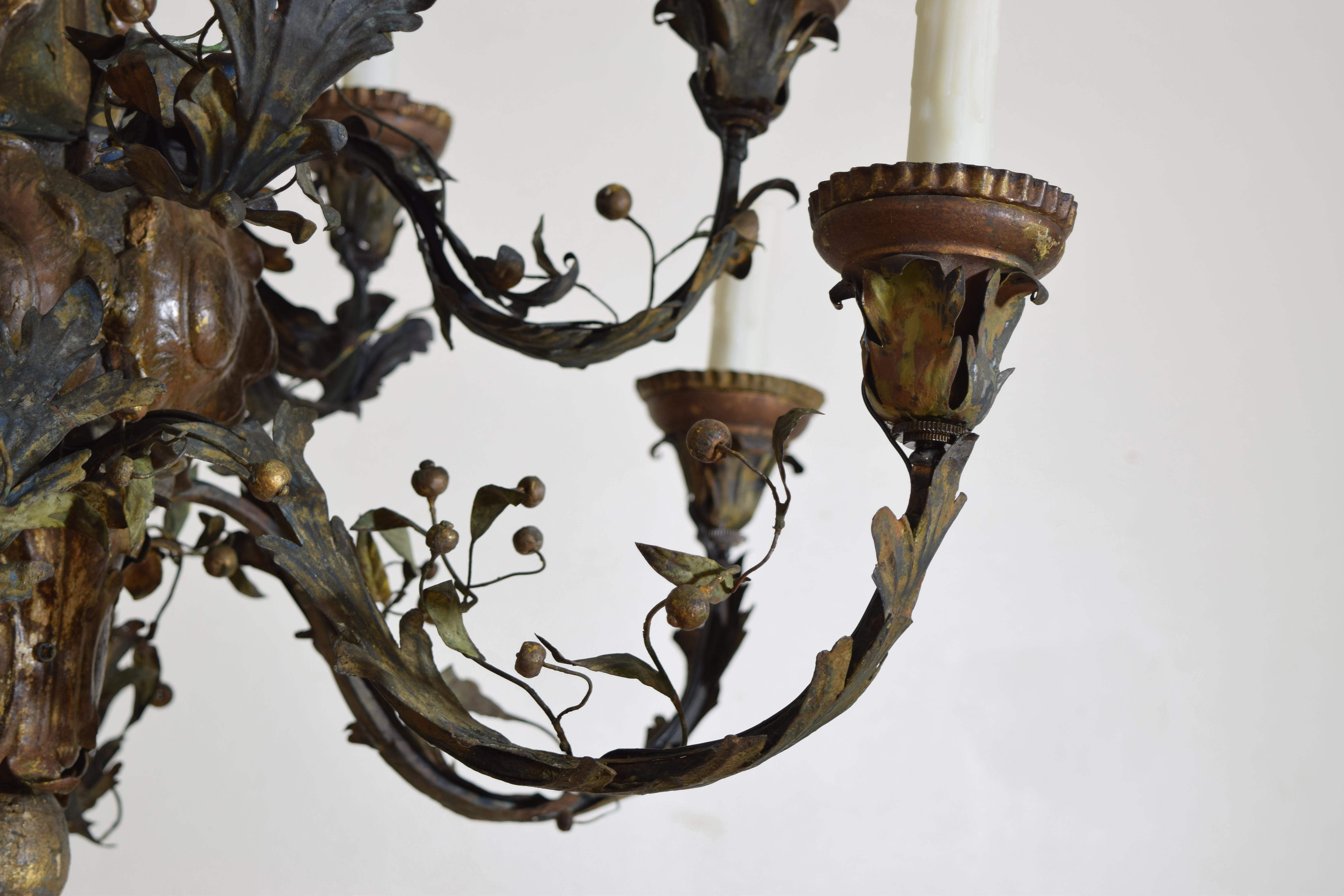 Lustre à 12 lumières en bois peint et papier mâché d'époque Louis XIV, 18e siècle en vente 1
