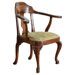 Poltrona aperta in noce intagliato di epoca Luigi XIV, inizio XVIII secolo.