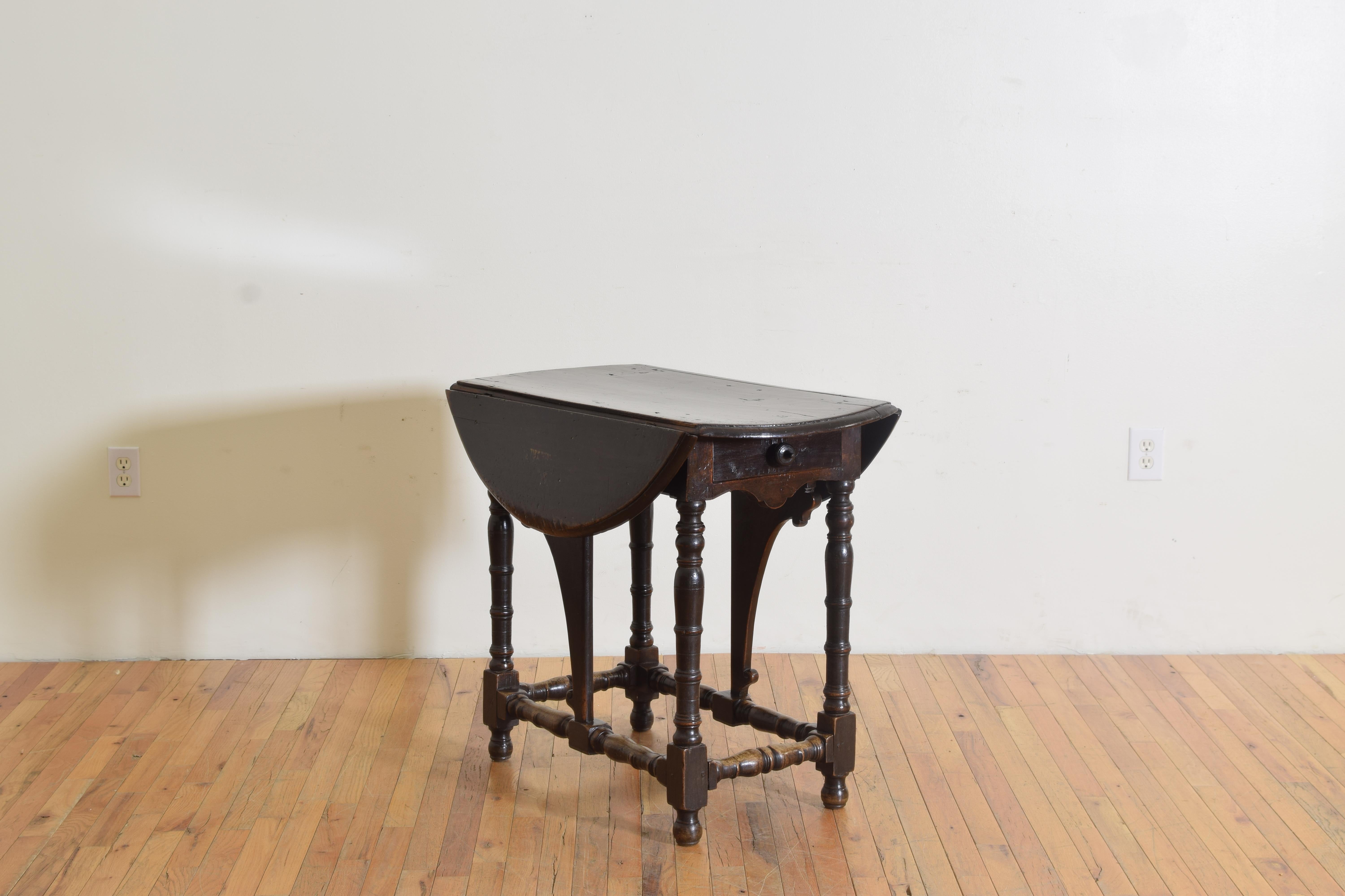 Italian Louis XIV Period Walnut Drop Leaf 1-Drawer Table, early 18th century In Good Condition For Sale In Atlanta, GA