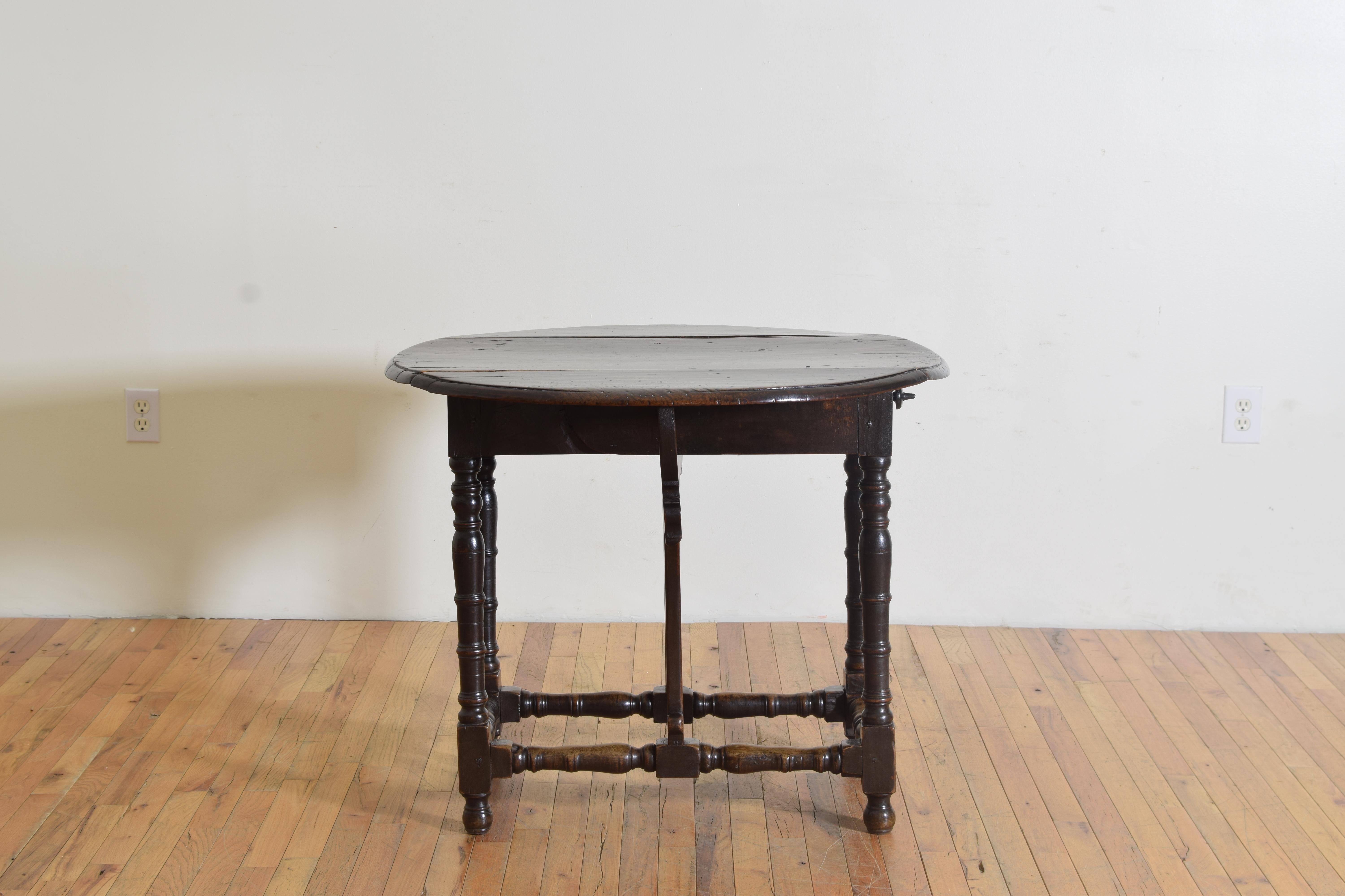 Italian Louis XIV Period Walnut Drop Leaf 1-Drawer Table, early 18th century For Sale 1