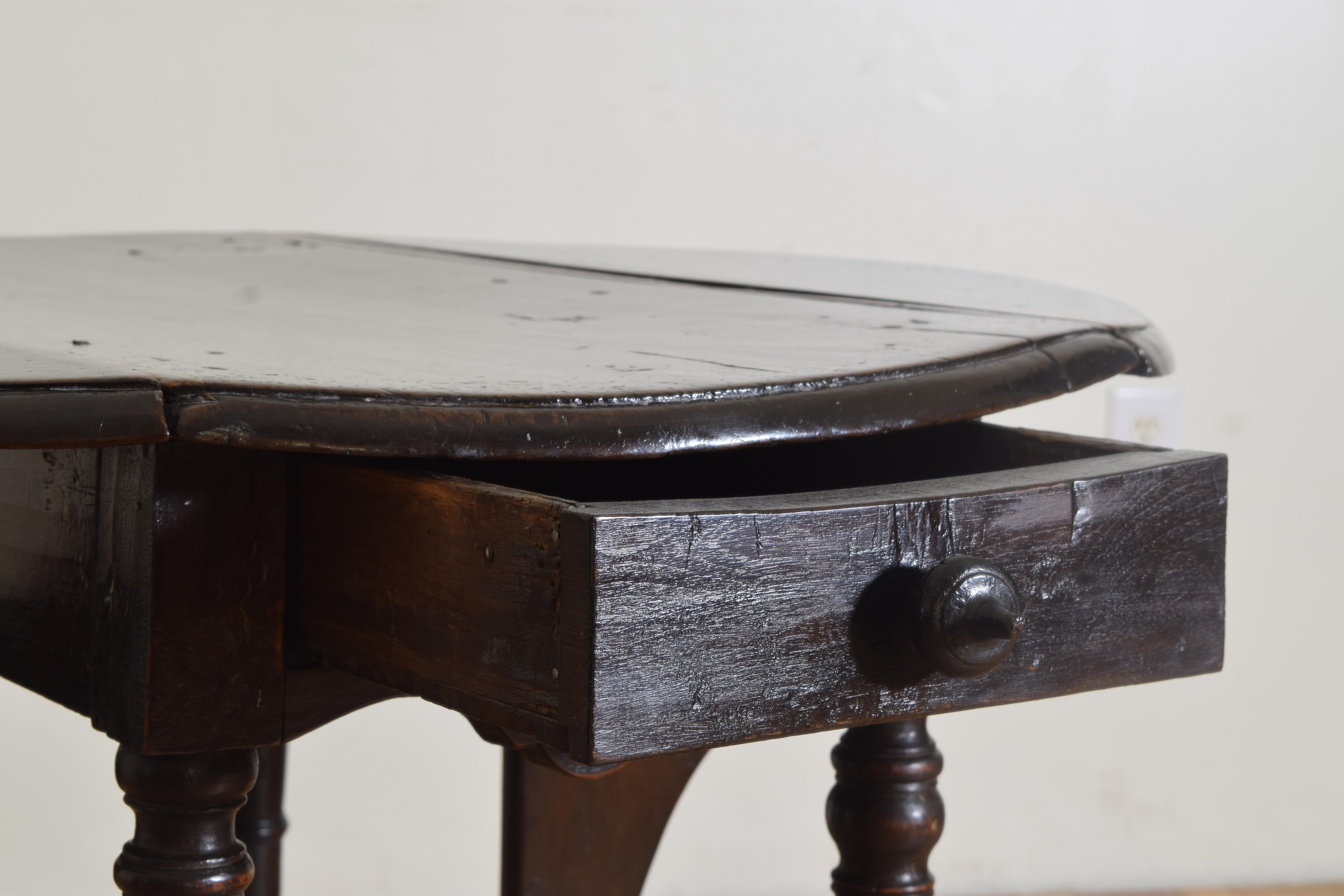 Italian Louis XIV Period Walnut Drop Leaf 1-Drawer Table, early 18th century For Sale 2