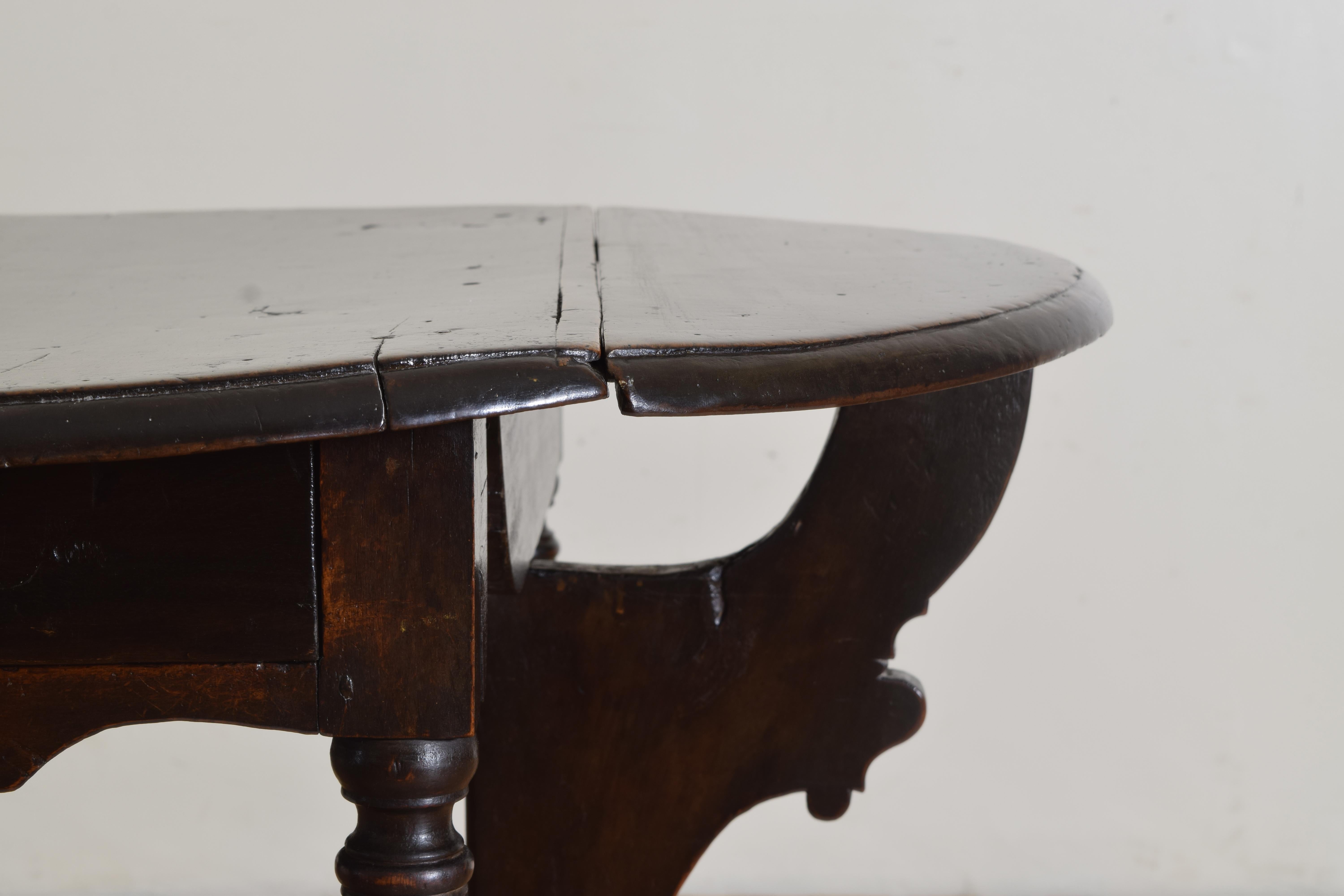 Italian Louis XIV Period Walnut Drop Leaf 1-Drawer Table, early 18th century For Sale 3