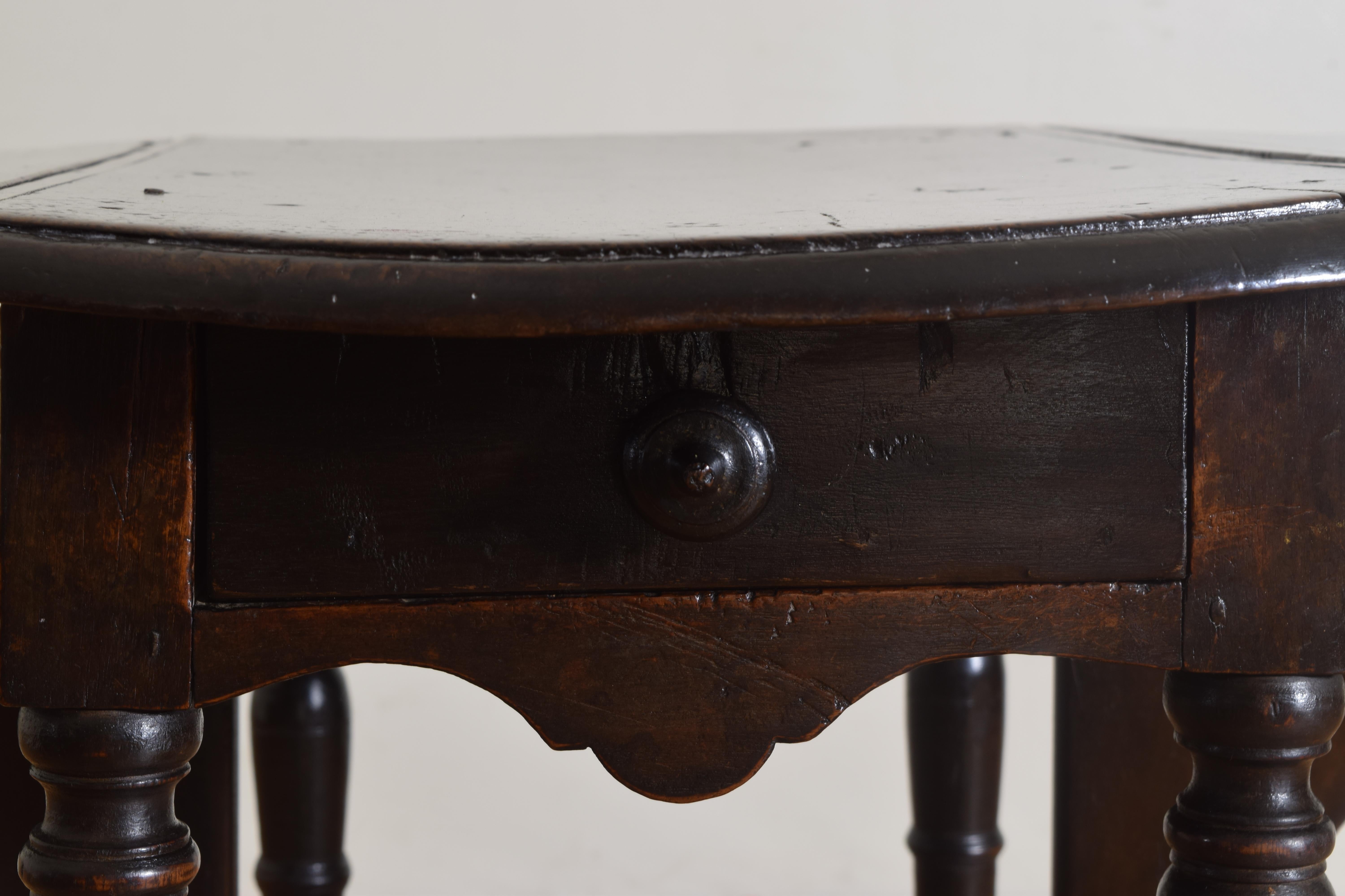 Italian Louis XIV Period Walnut Drop Leaf 1-Drawer Table, early 18th century For Sale 4