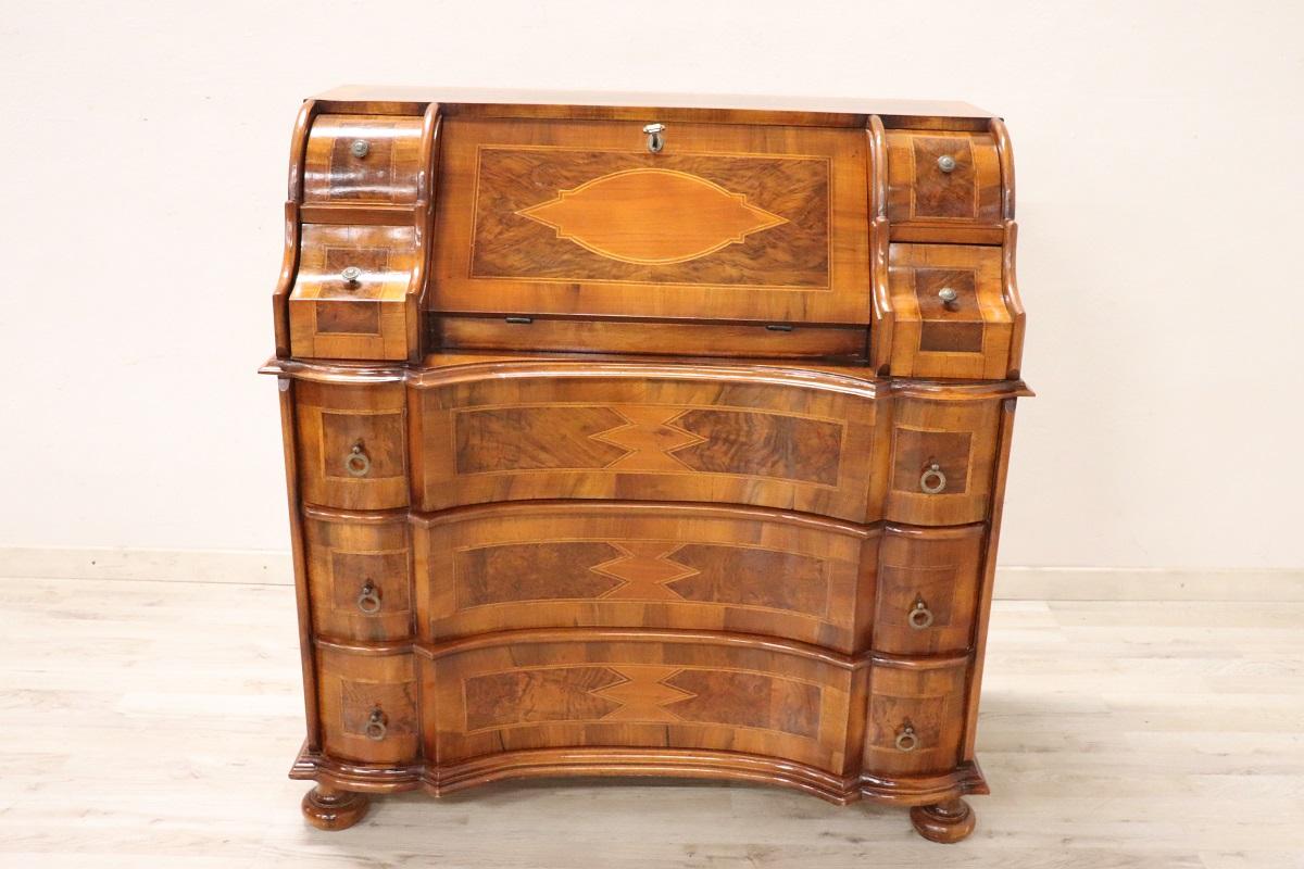 We present this beautiful Louis XIV style chest of drawers made in Italy in the second half of the 20th century. Made of walnut veneer with briar and maple decorations that create a particular visual effect thanks to the wood grain. The briar