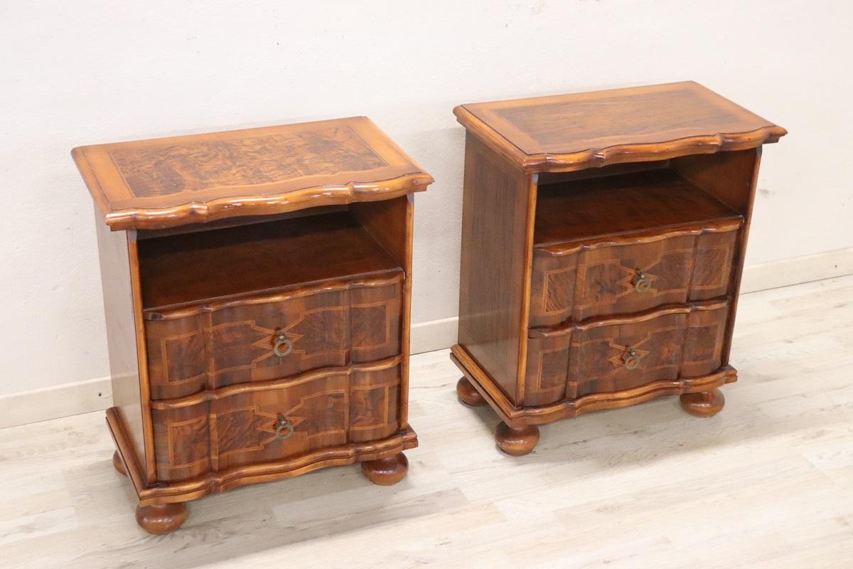 Te presentamos este hermoso par de mesillas de noche de estilo Luis XIV fabricadas en Italia en la segunda mitad del siglo XX. De chapa de nogal con adornos de brezo y arce que crean un particular efecto visual gracias a las vetas de la madera. Se