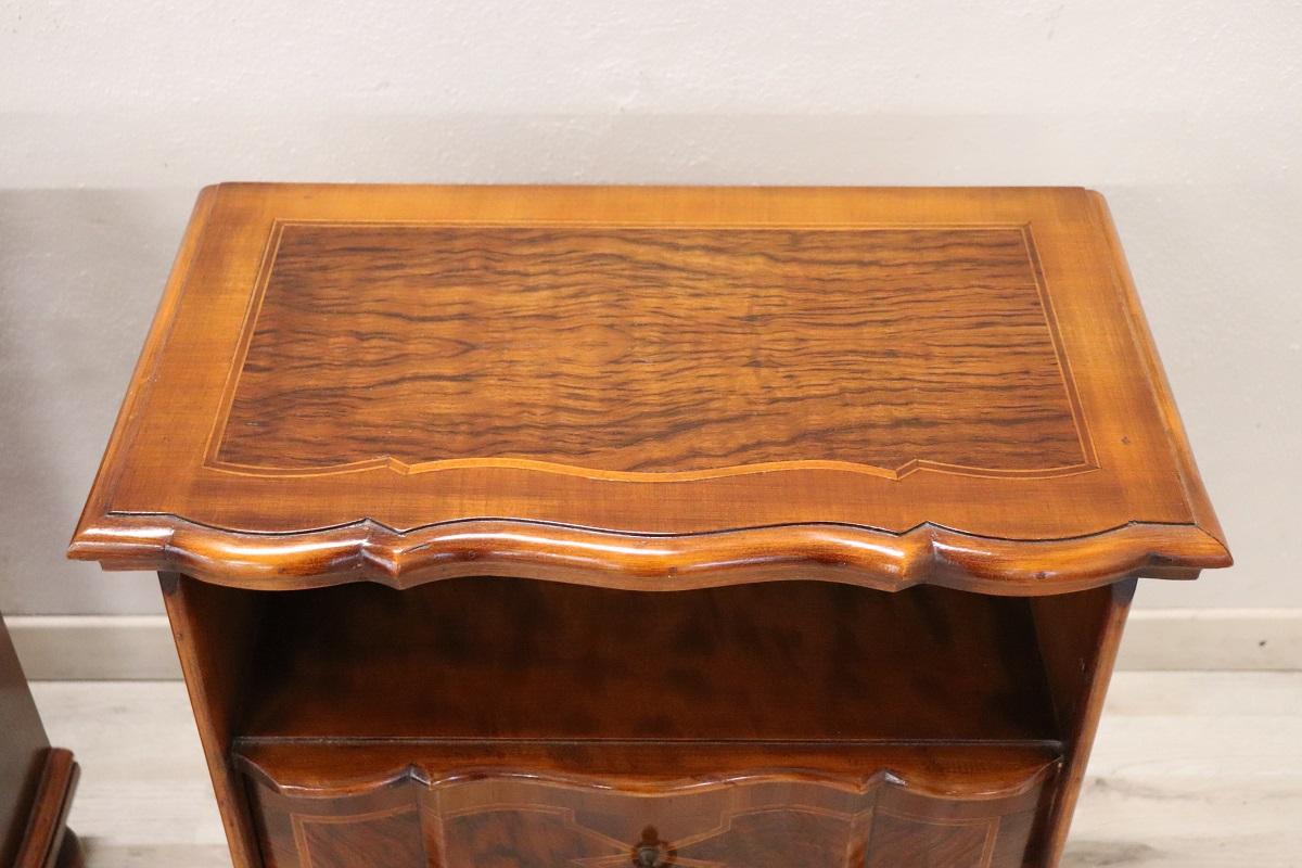 Pareja de mesillas de noche o de noche italianas de estilo Luis XIV siglo XX en venta