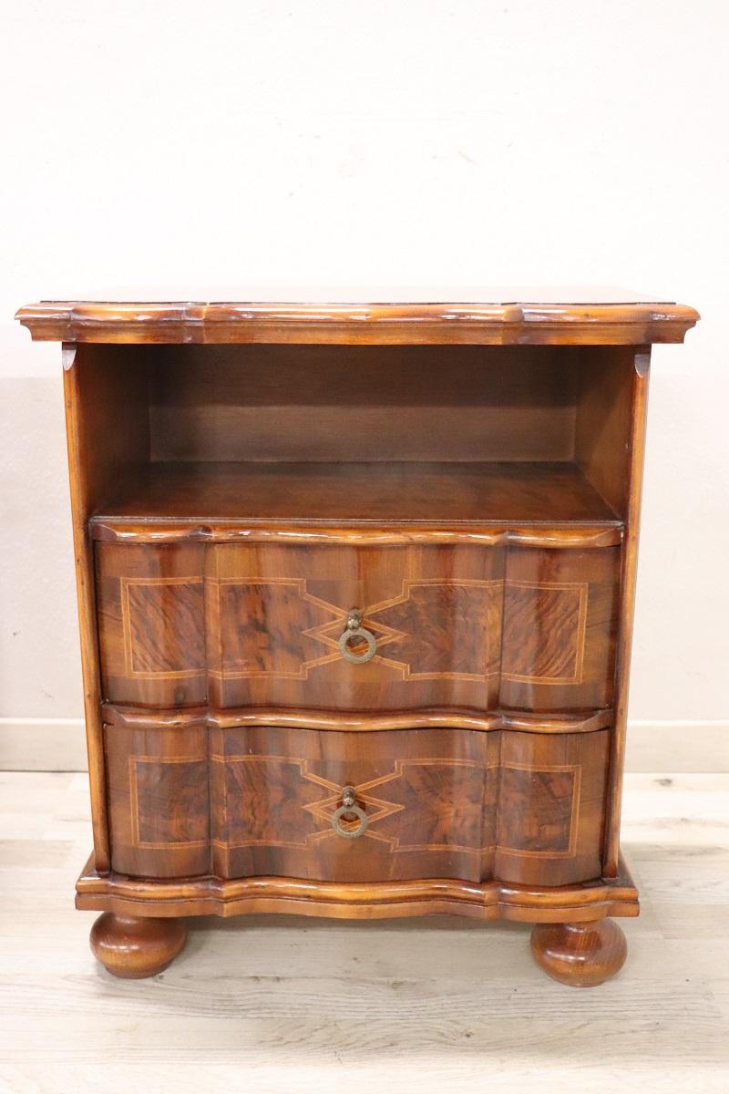 Pareja de mesillas de noche o de noche italianas de estilo Luis XIV Nogal en venta