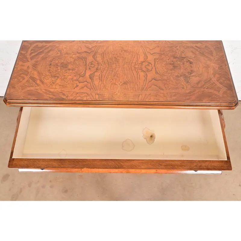 Coffre ou commode italienne Louis XV en bois de ronce avec marqueterie en vente 5