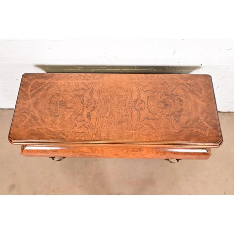 Coffre ou commode italienne Louis XV en bois de ronce avec marqueterie en vente 8