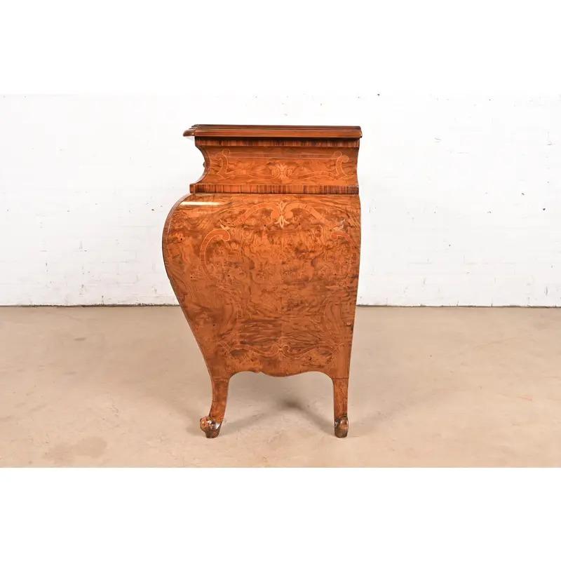 Coffre ou commode italienne Louis XV en bois de ronce avec marqueterie en vente 9