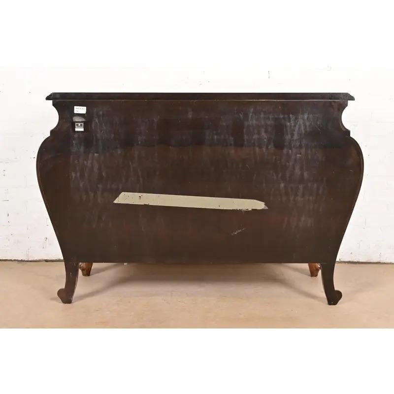 Coffre ou commode italienne Louis XV en bois de ronce avec marqueterie en vente 10