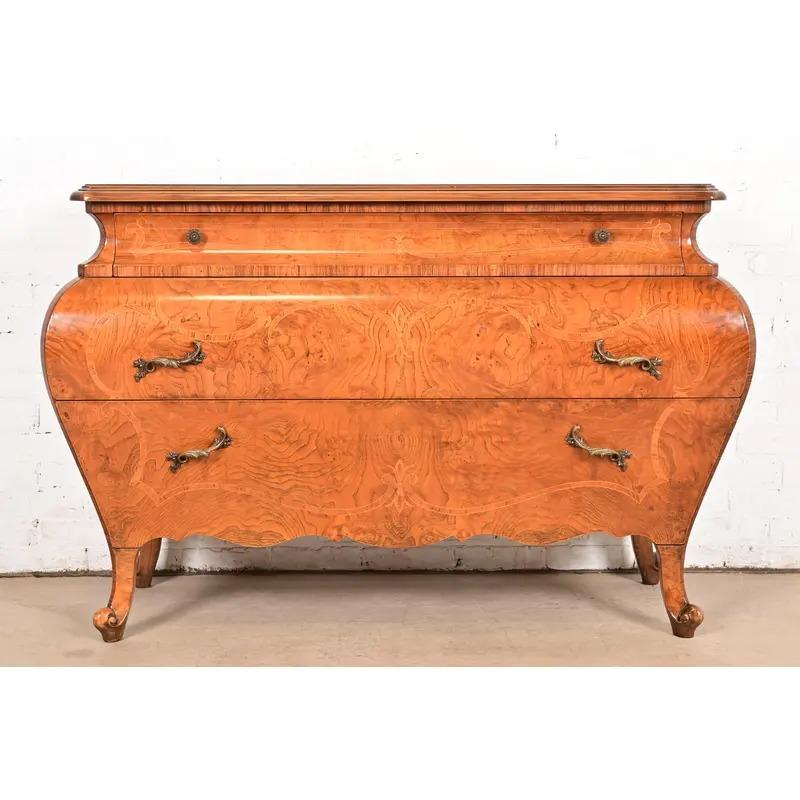 Magnifique commode italienne de style rococo ou Louis XV, ou commode à tiroirs.

À la manière des meubles Baker

Par Decorative Crafts, Inc.

Italie, Fin du 20e siècle

Magnifique bois de ronce assorti aux livres, avec marqueterie incrustée et