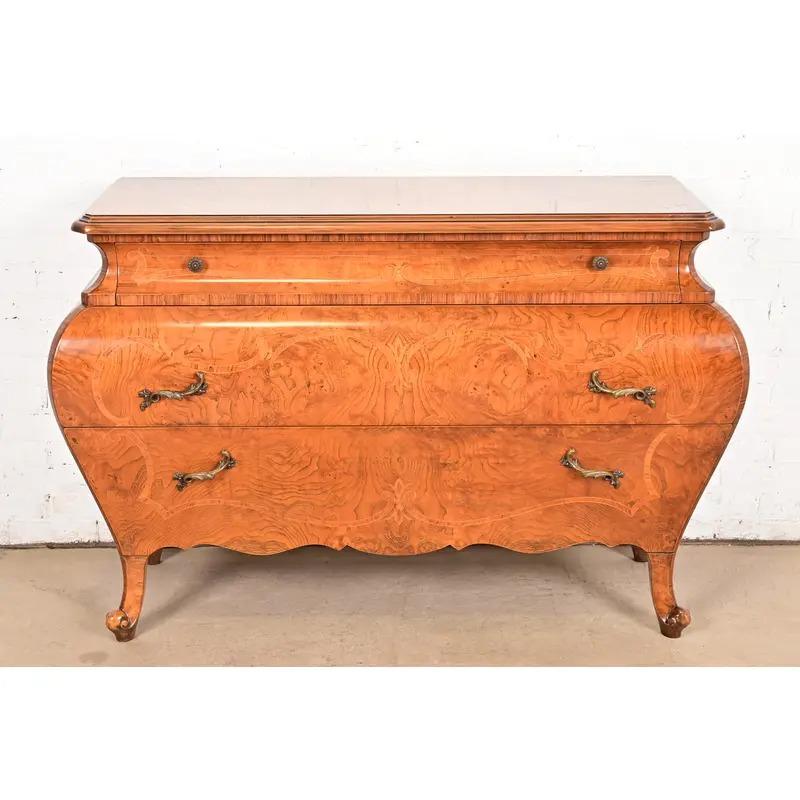 Coffre ou commode italienne Louis XV en bois de ronce avec marqueterie Bon état - En vente à South Bend, IN