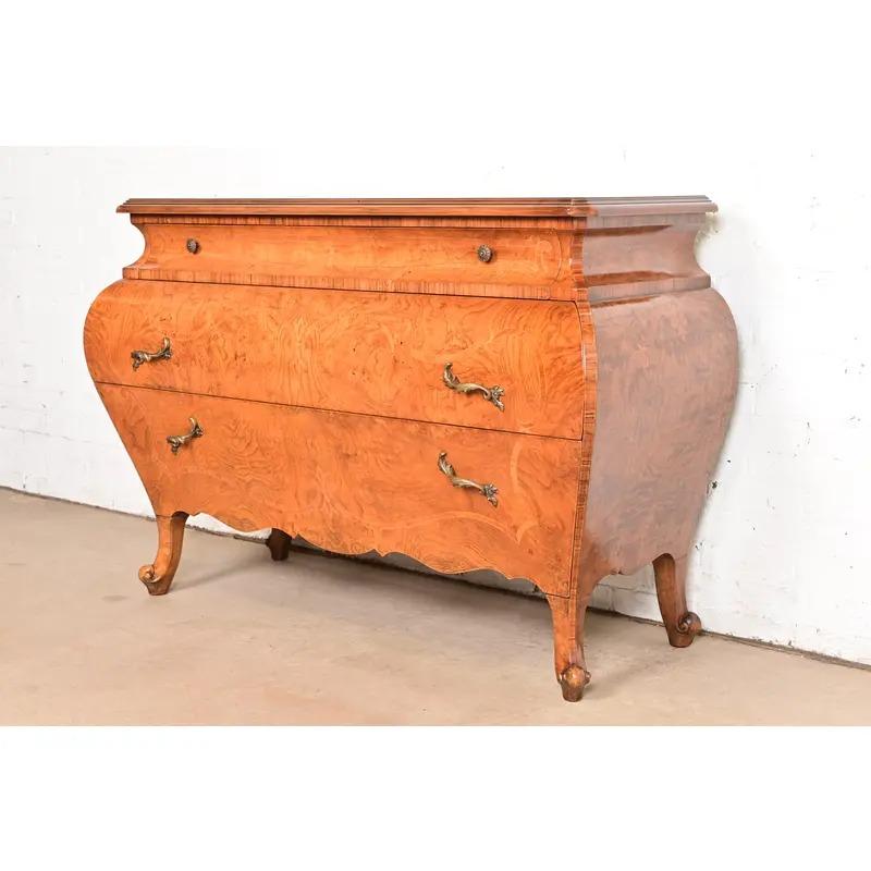 20ième siècle Coffre ou commode italienne Louis XV en bois de ronce avec marqueterie en vente