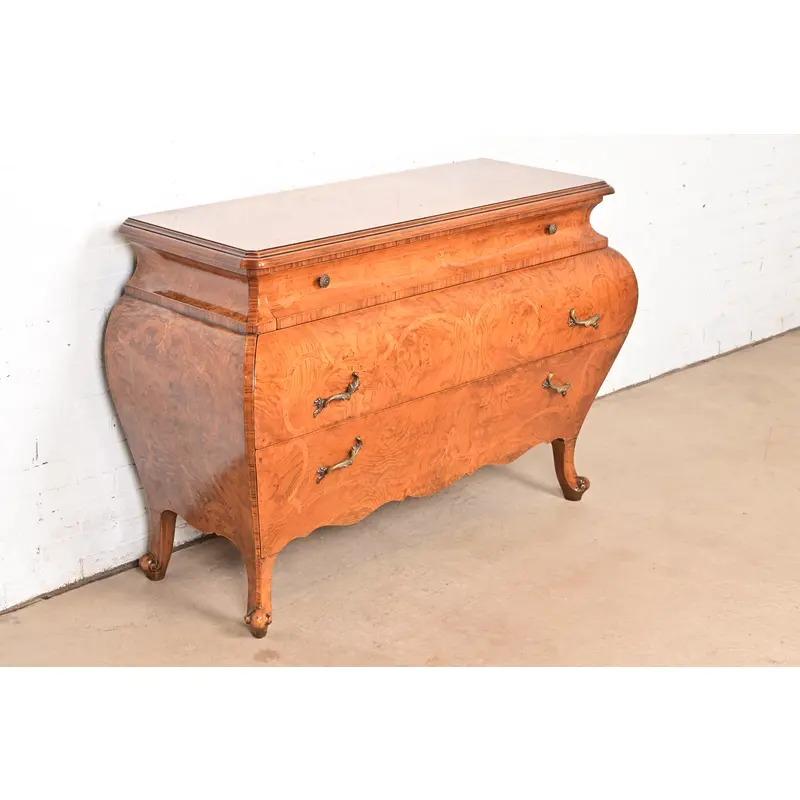 Laiton Coffre ou commode italienne Louis XV en bois de ronce avec marqueterie en vente