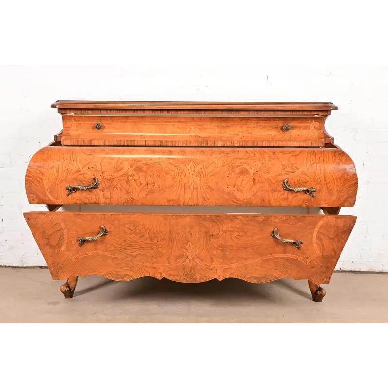 Coffre ou commode italienne Louis XV en bois de ronce avec marqueterie en vente 1