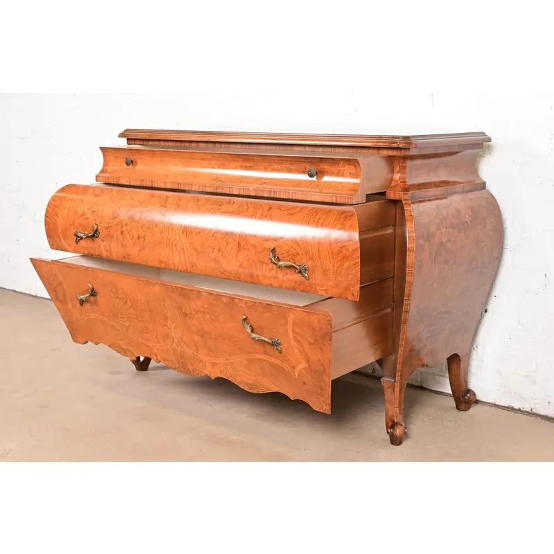 Coffre ou commode italienne Louis XV en bois de ronce avec marqueterie en vente 2