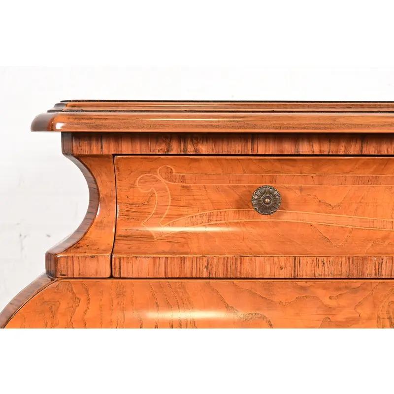 Coffre ou commode italienne Louis XV en bois de ronce avec marqueterie en vente 3
