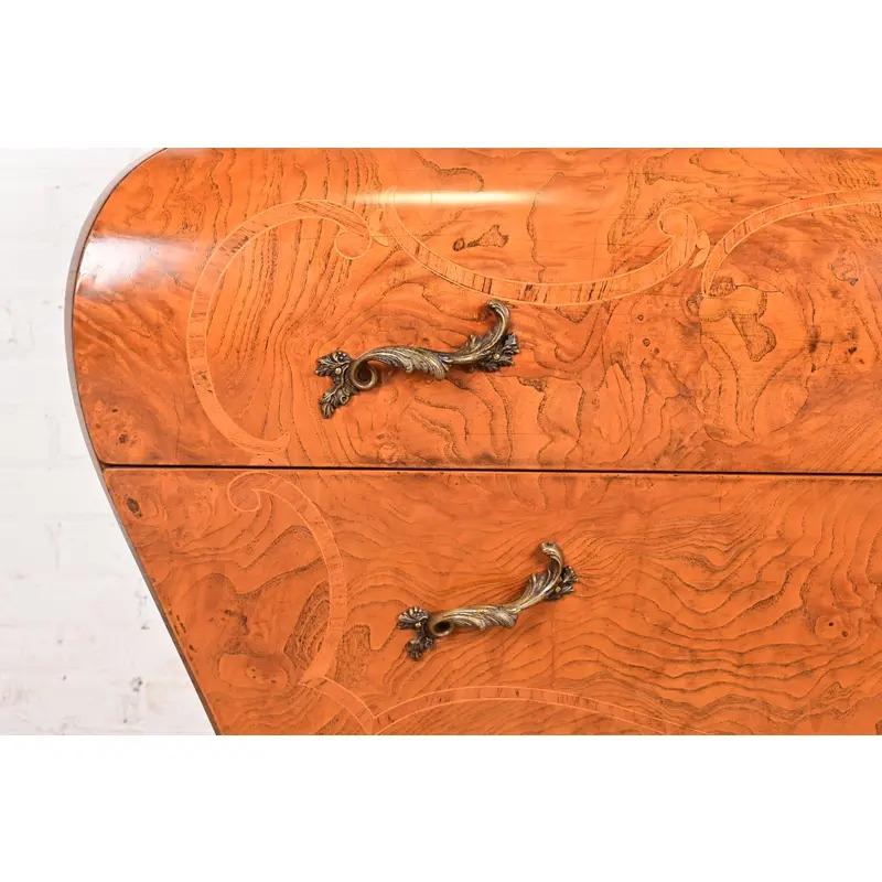 Coffre ou commode italienne Louis XV en bois de ronce avec marqueterie en vente 4