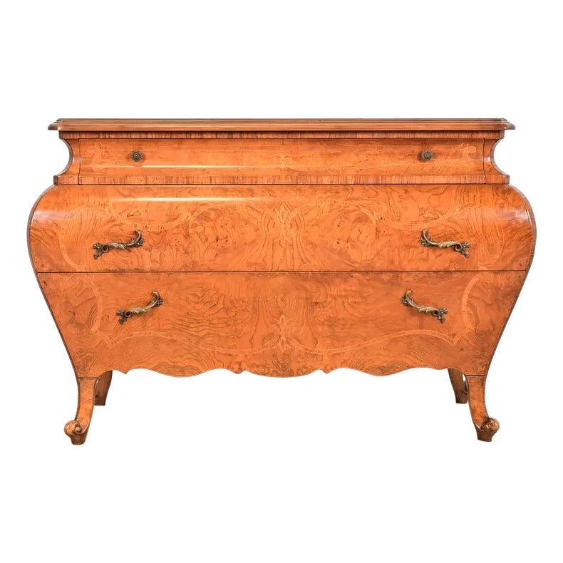 Coffre ou commode italienne Louis XV en bois de ronce avec marqueterie en vente
