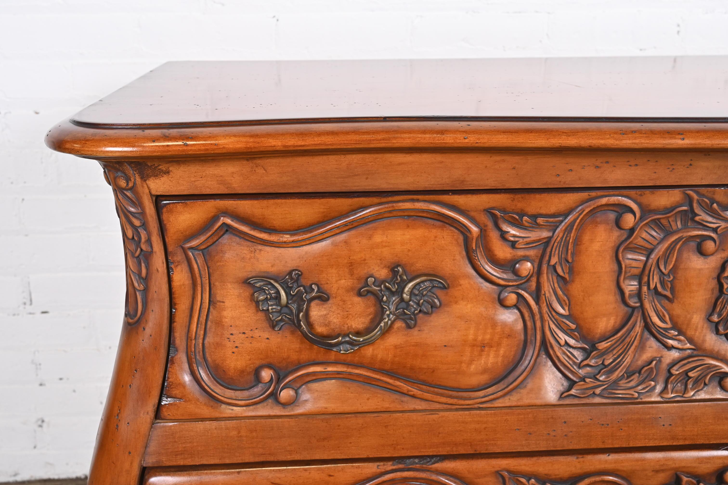 Commode o cassapanca Bombay in legno di ciliegio intagliato Luigi XV in vendita 4