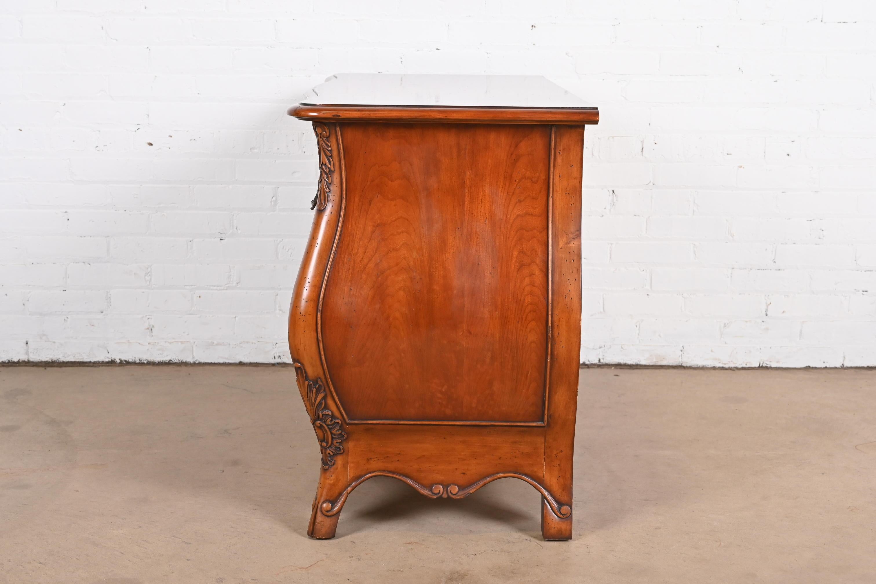 Commode o cassapanca Bombay in legno di ciliegio intagliato Luigi XV in vendita 9