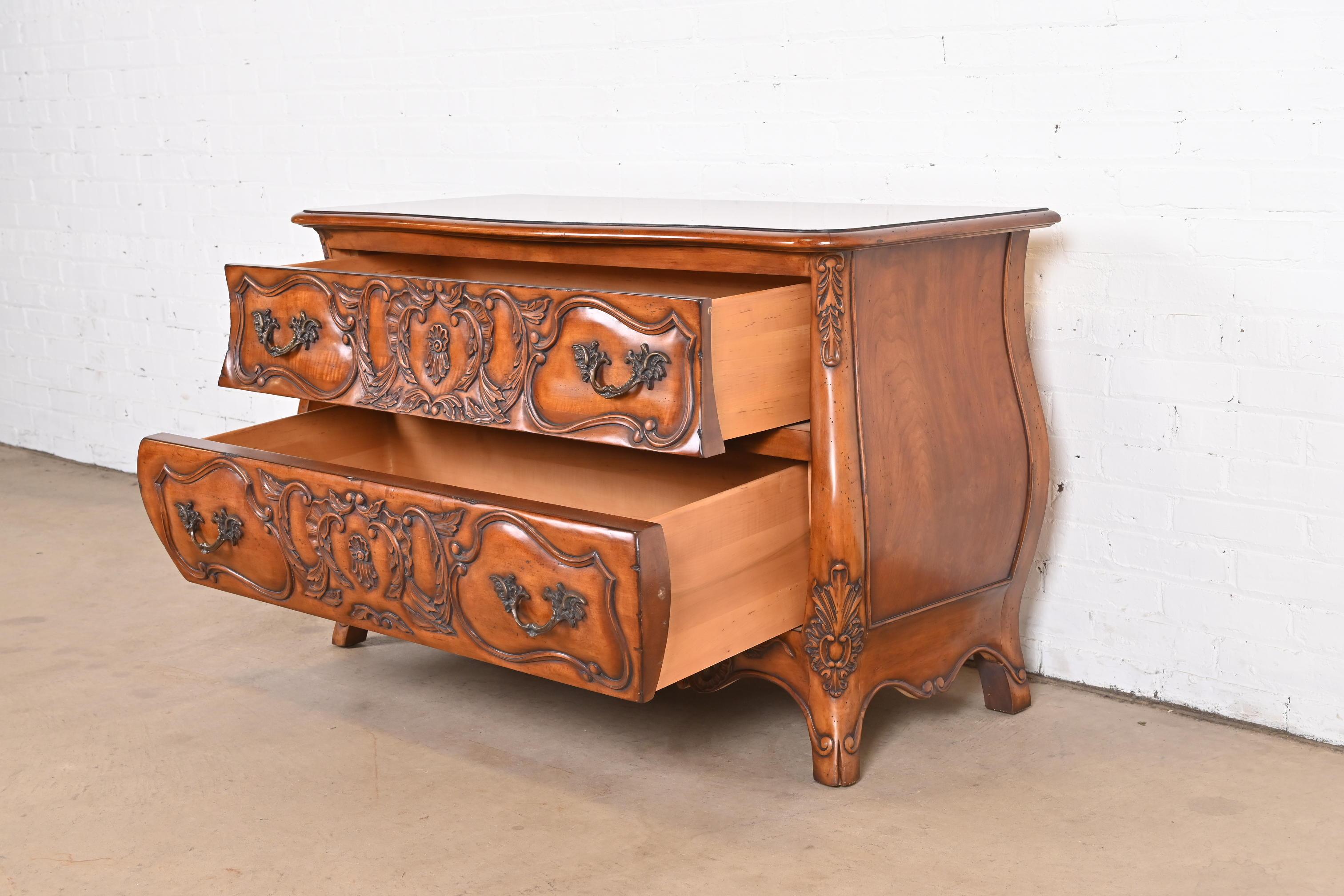 Commode o cassapanca Bombay in legno di ciliegio intagliato Luigi XV in vendita 2