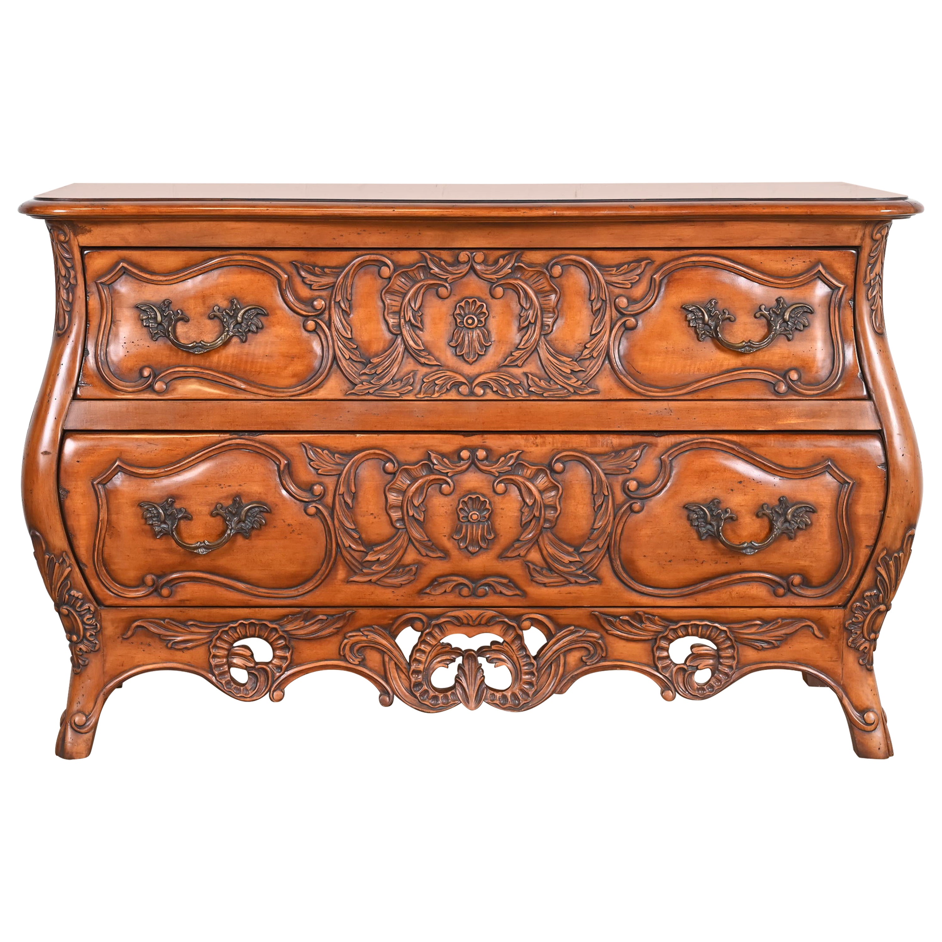 Commode italienne Louis XV en bois de cerisier sculpté ou coffre Bombay