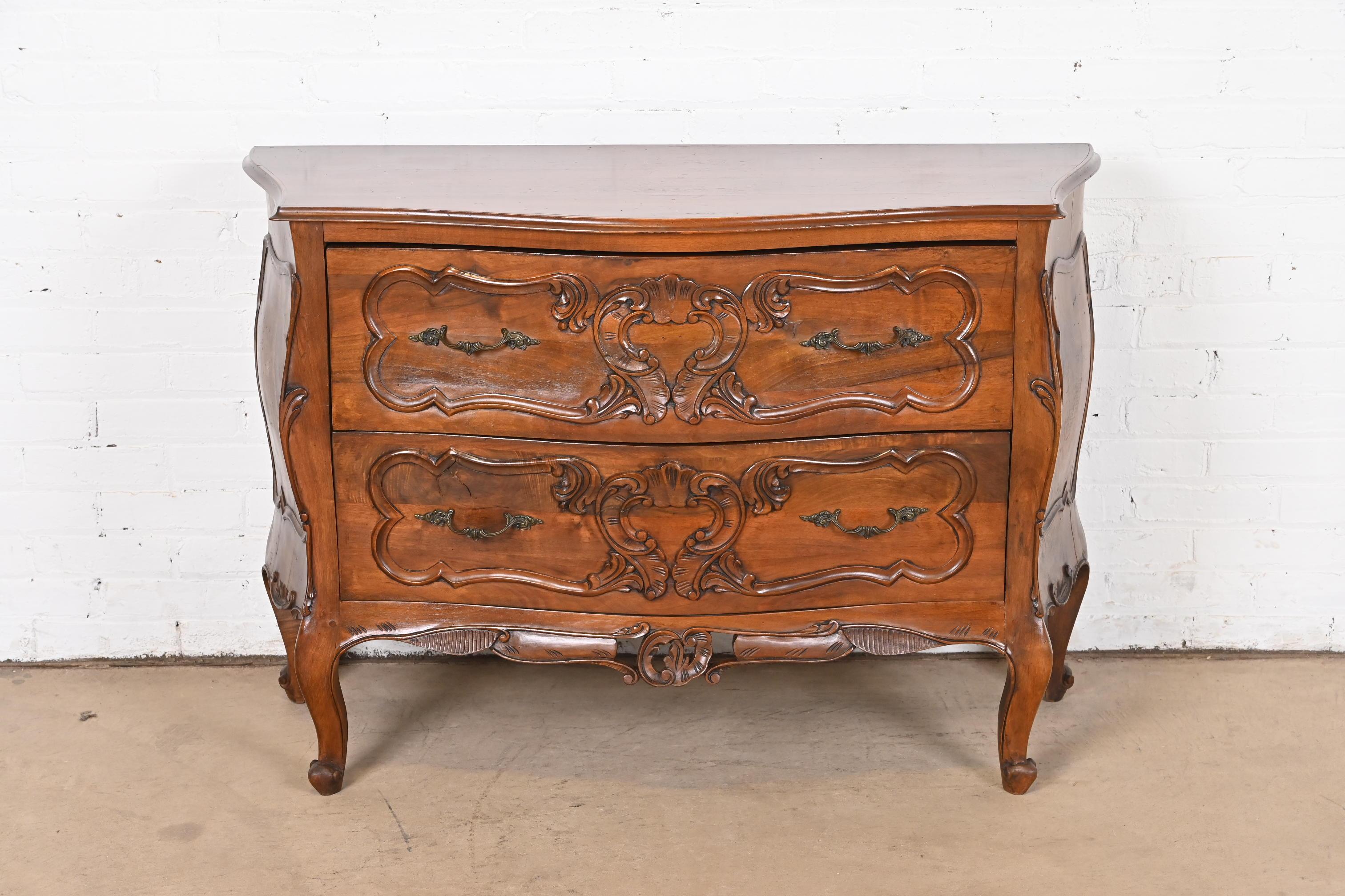 Italian Louis XV Carved Walnut Commode or Bombay Chest of Drawers In Good Condition For Sale In South Bend, IN