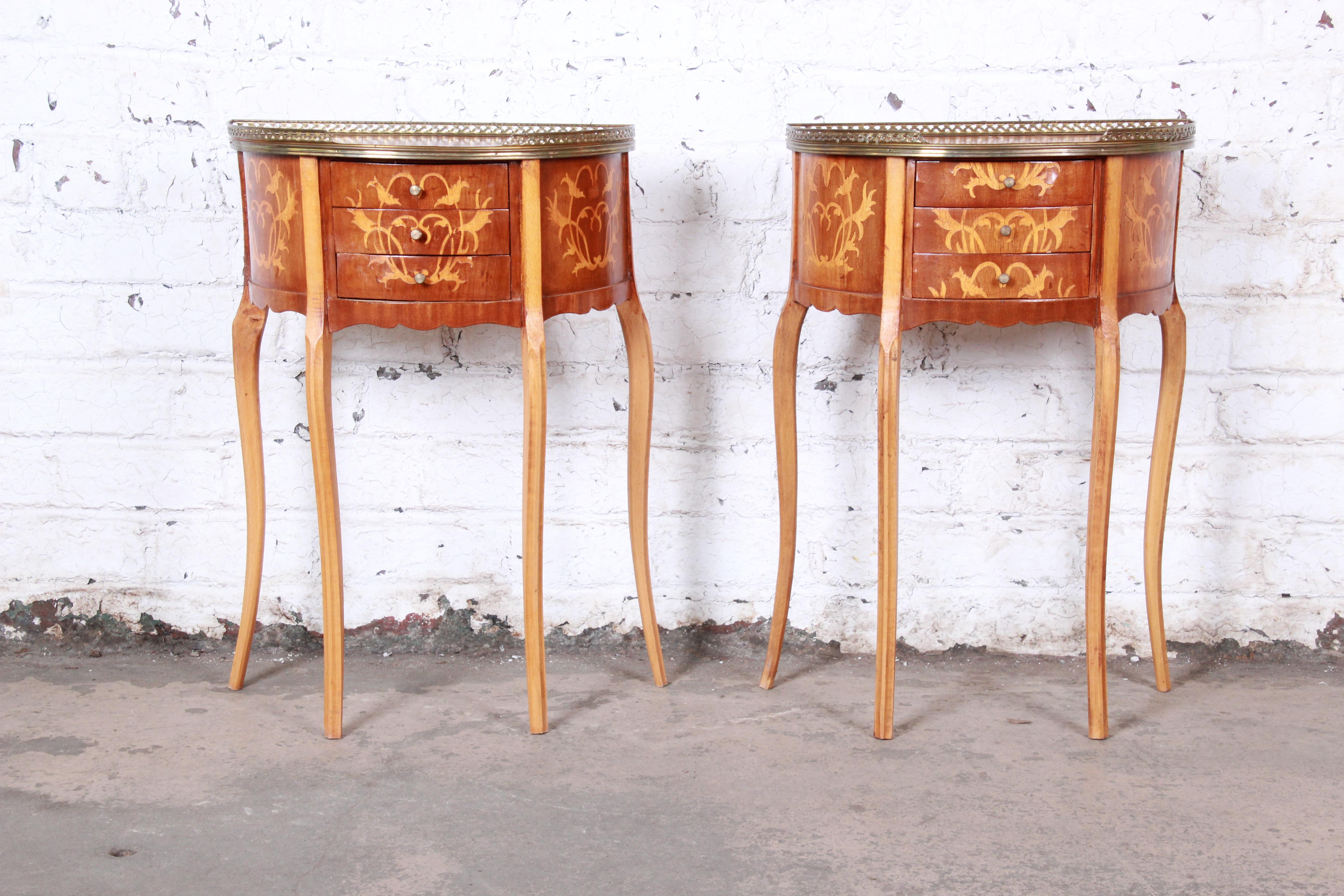 A gorgeous pair of petite Italian Louis XV style inlaid marquetry mahogany three-drawer demilune nightstands or side tables

Italy, circa 1930s

Mahogany, satinwood inlay and brass gallery and hardware

Measures: 19.38