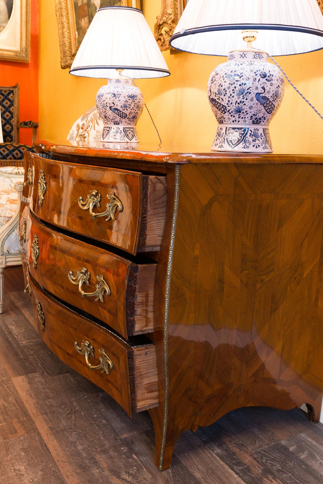 Italian Louis XV Period Walnut and Marquetry Serpentine Commode, circa 1750 For Sale 6