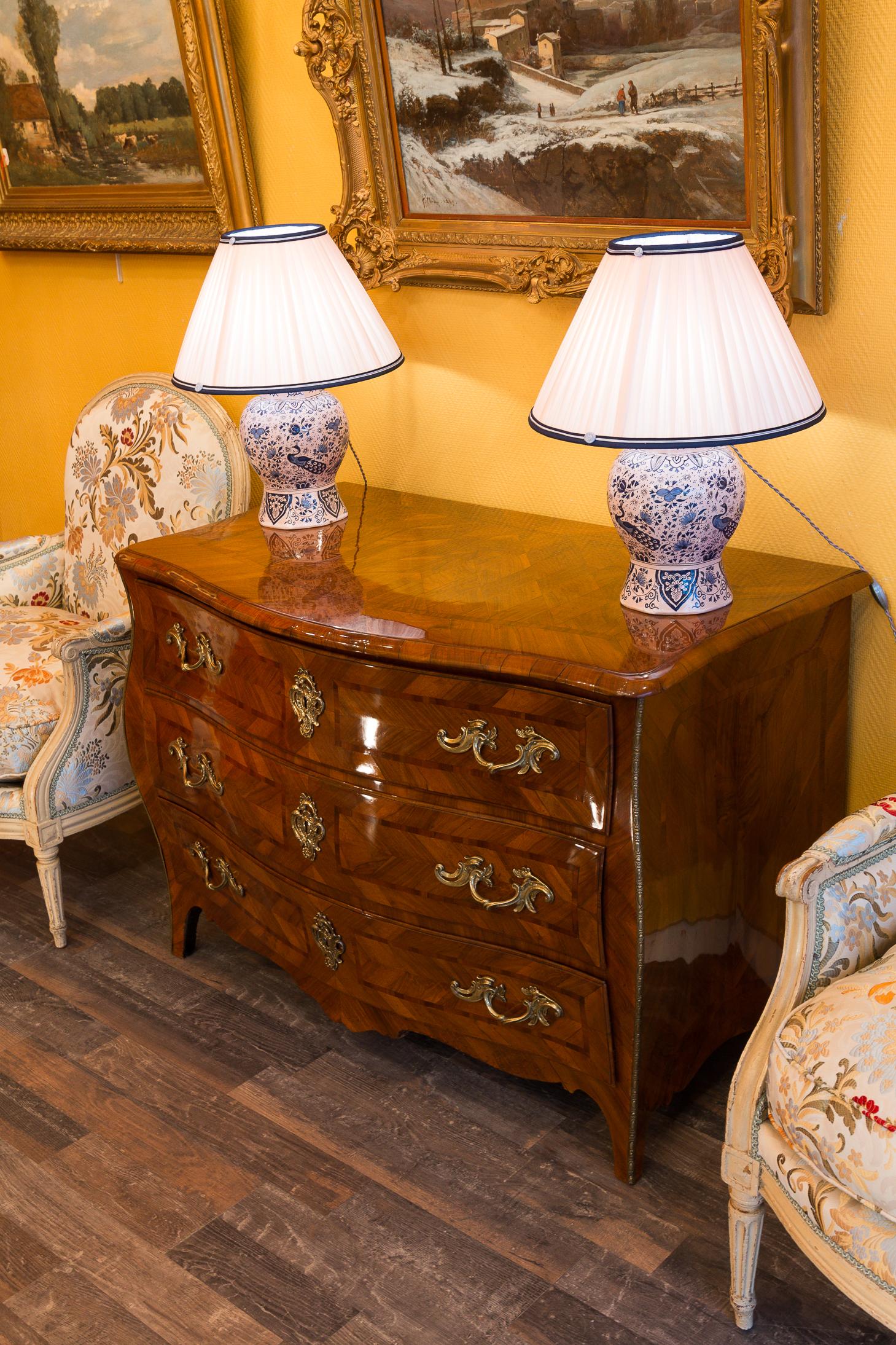 Italian Louis XV Period Walnut and Marquetry Serpentine Commode, circa 1750 For Sale 8