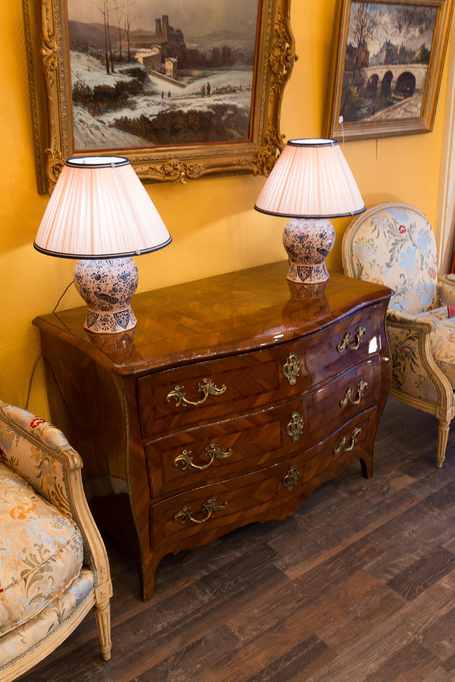 Italian Louis XV Period Walnut and Marquetry Serpentine Commode, circa 1750 In Good Condition For Sale In Saint Ouen, FR