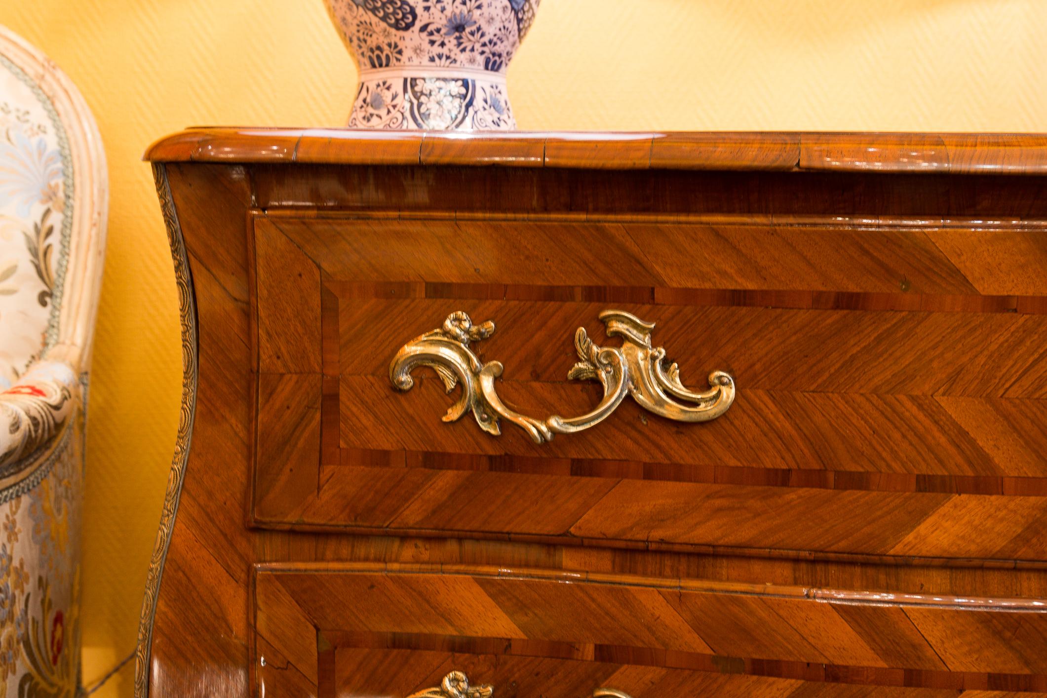 Italian Louis XV Period Walnut and Marquetry Serpentine Commode, circa 1750 For Sale 2