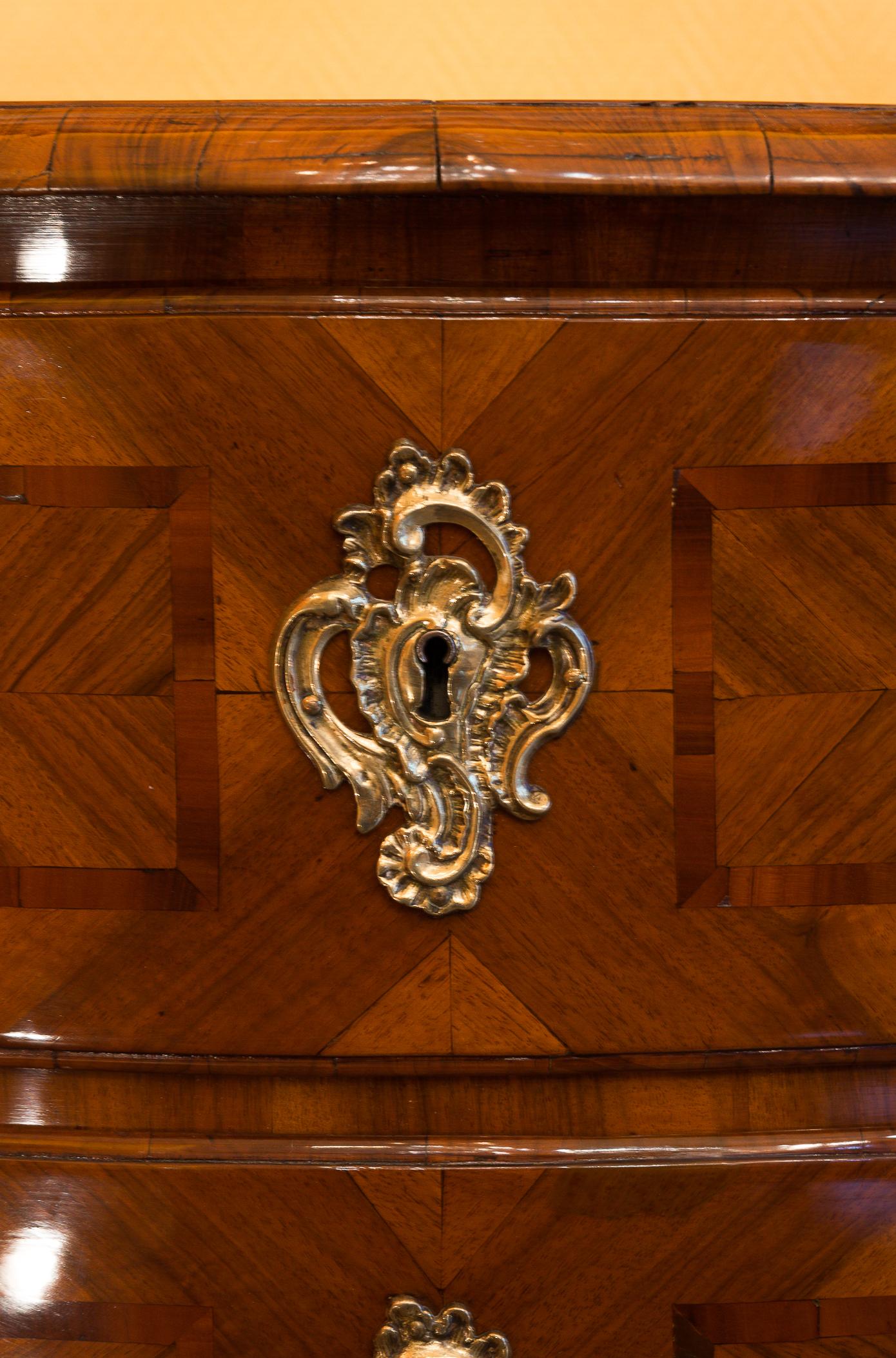 Italian Louis XV Period Walnut and Marquetry Serpentine Commode, circa 1750 For Sale 3