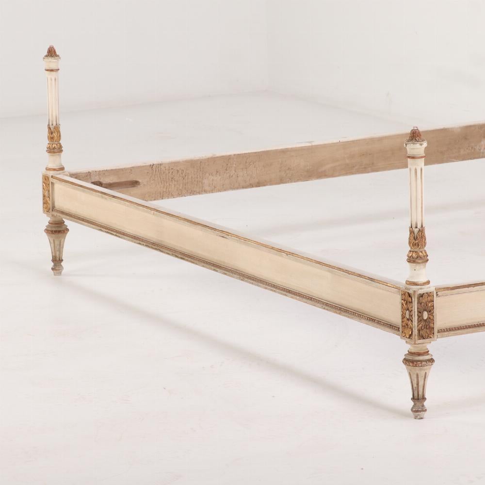 Italian Louis XV style bed C 1920. Queen width. In Good Condition For Sale In Philadelphia, PA
