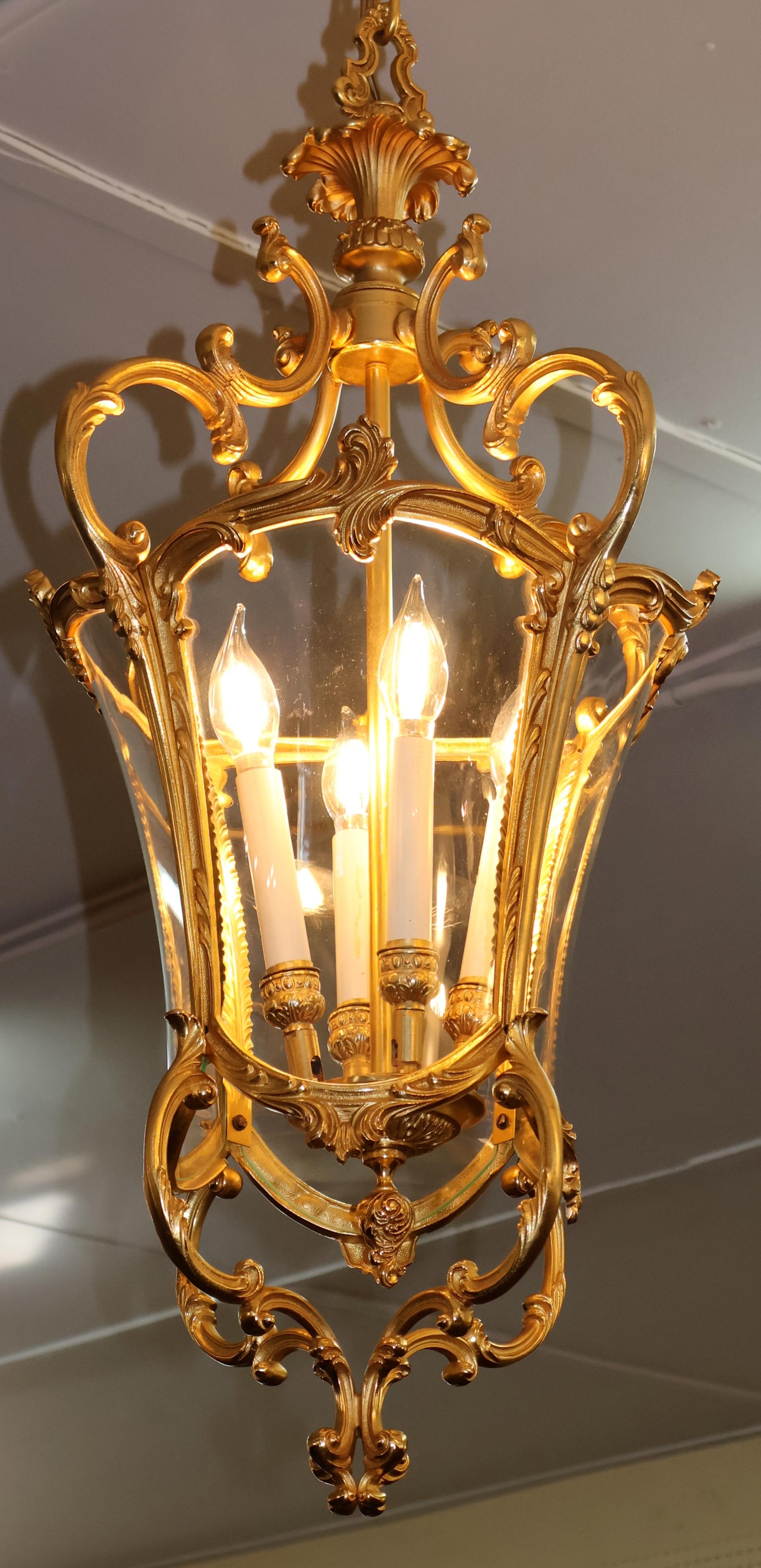 Lanterne italienne de style Louis XV en bronze doré à 4 lumières Par FBAI Bon état - En vente à Long Branch, NJ