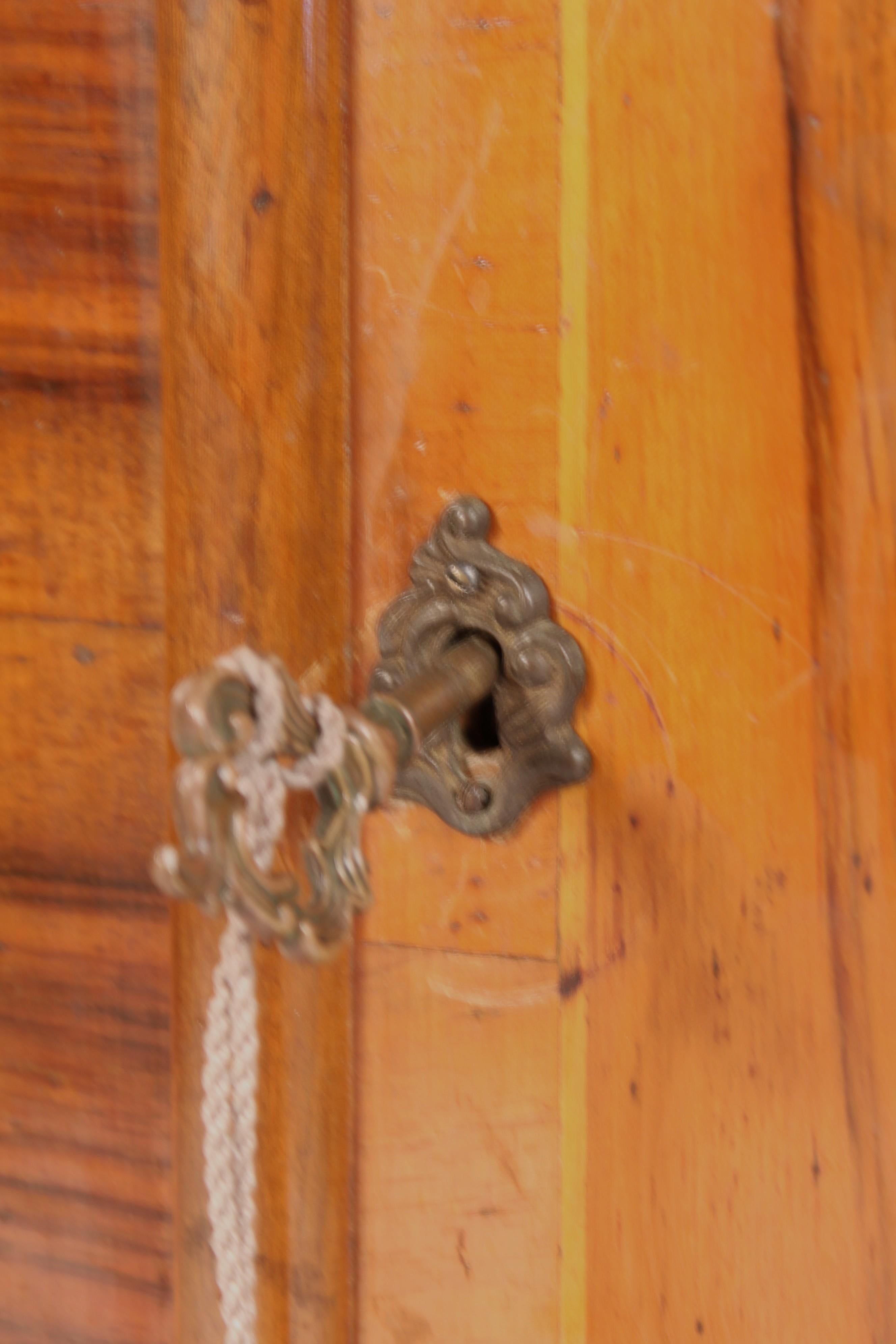 Italian Louis XV Style Burl Walnut Cabinet en venta 4