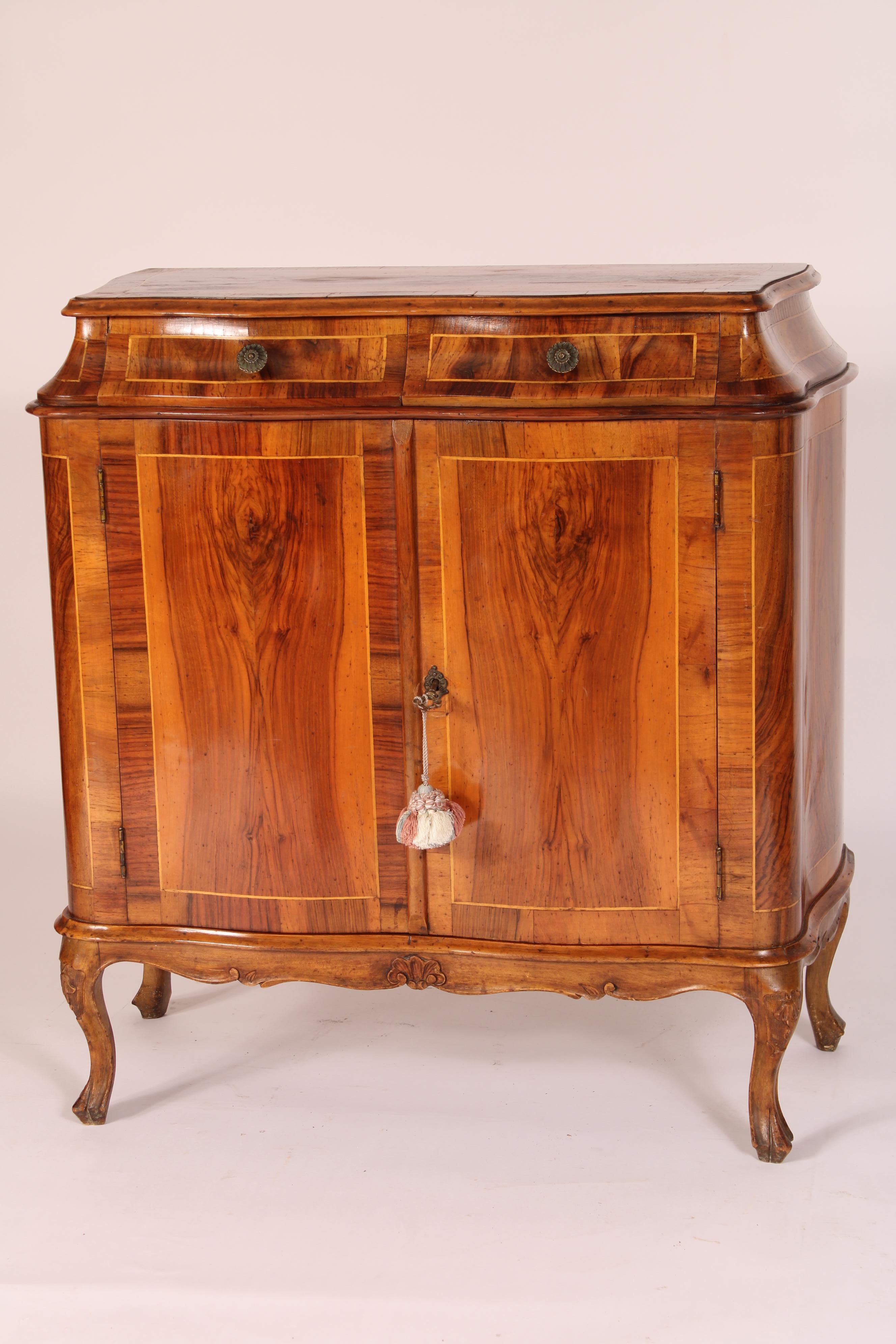 Italian Louis XV Style Burl Walnut Cabinet Luis XV en venta
