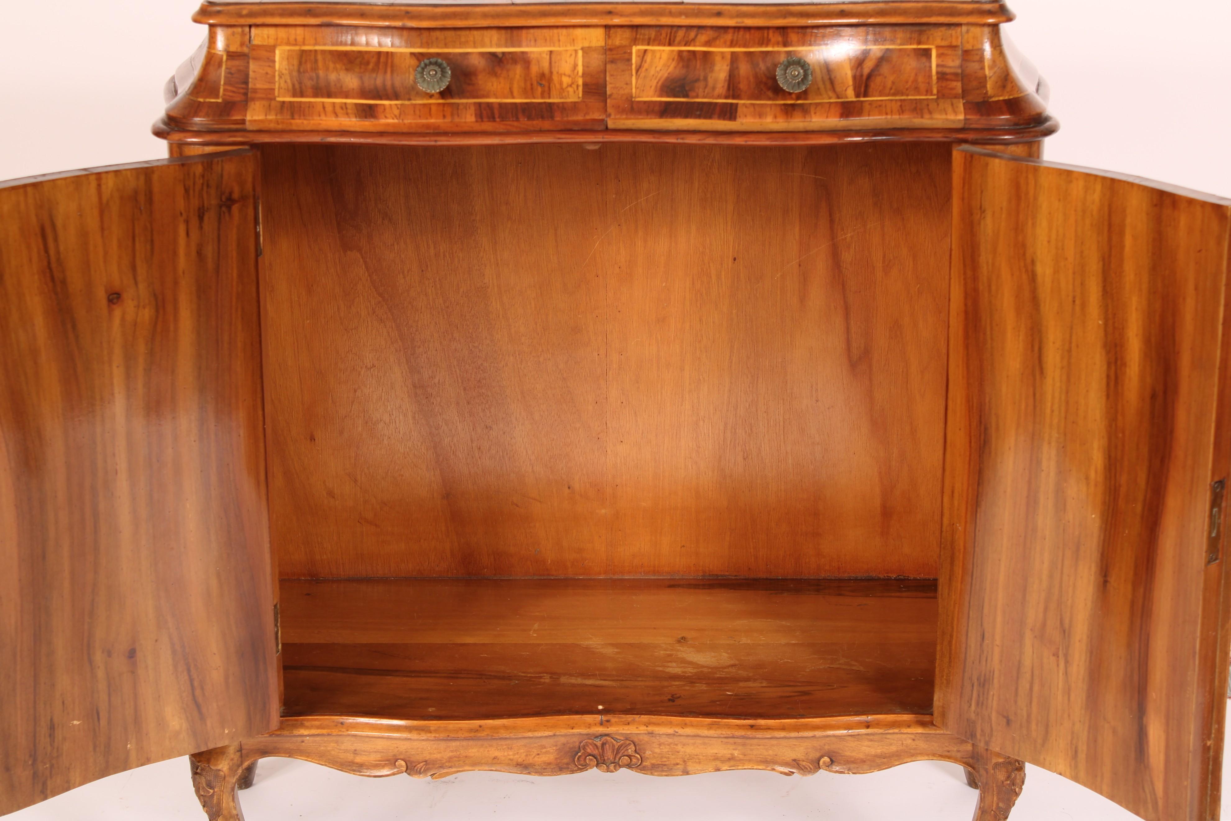 Italian Louis XV Style Burl Walnut Cabinet Italiano en venta