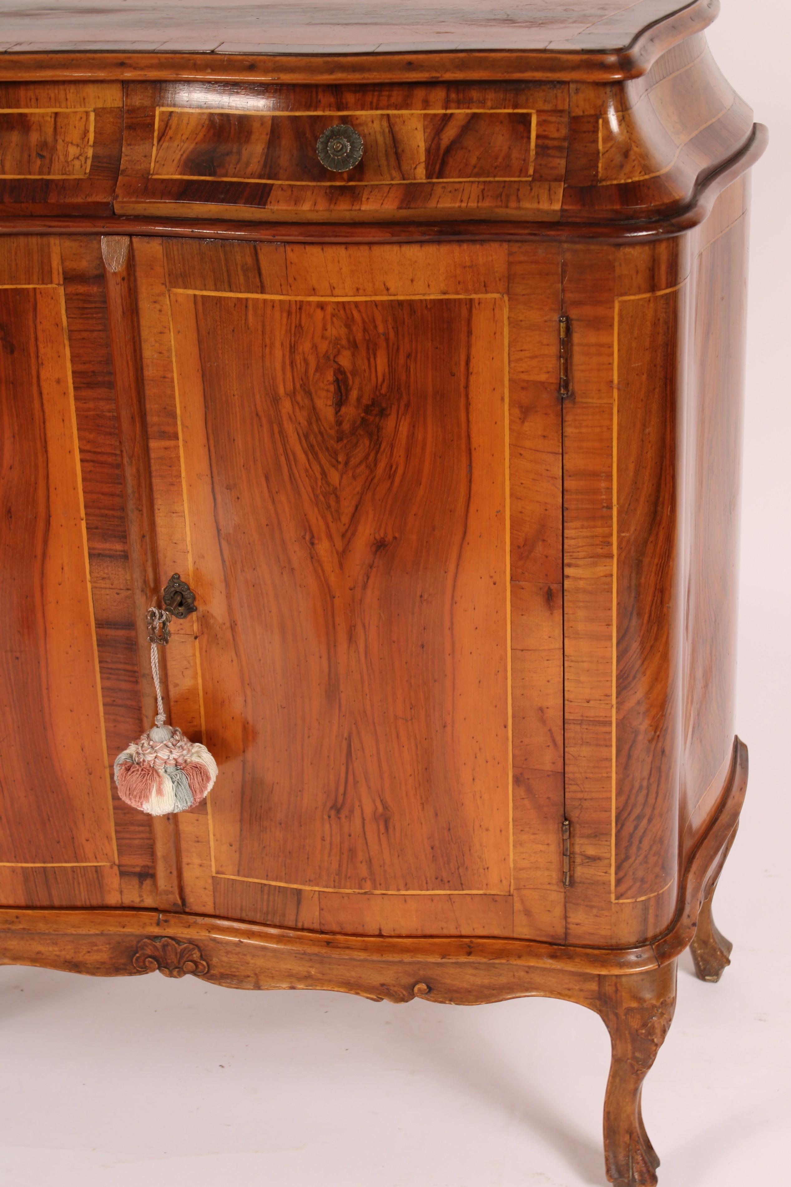 Italian Louis XV Style Burl Walnut Cabinet Latón en venta