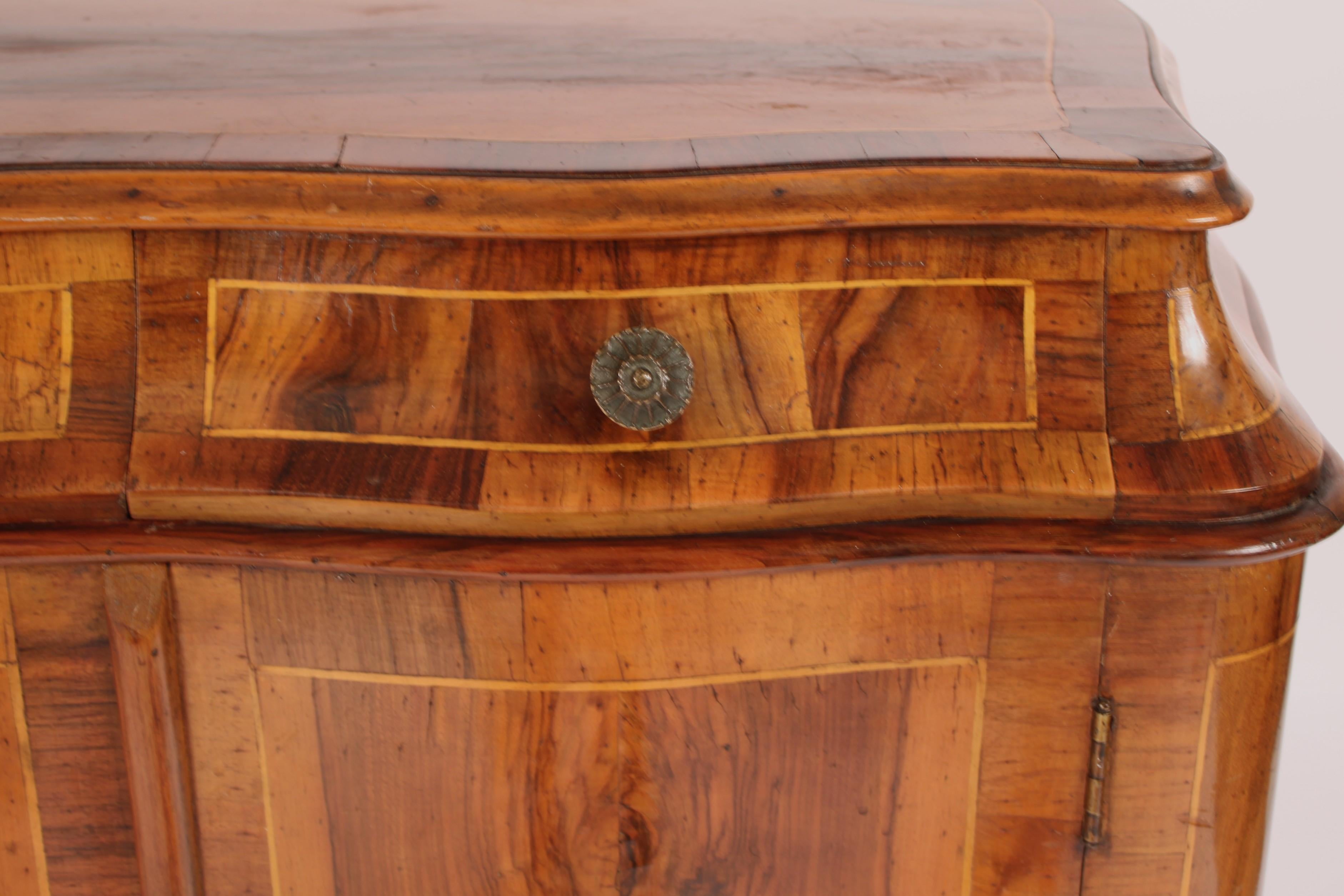 Italian Louis XV Style Burl Walnut Cabinet en venta 1