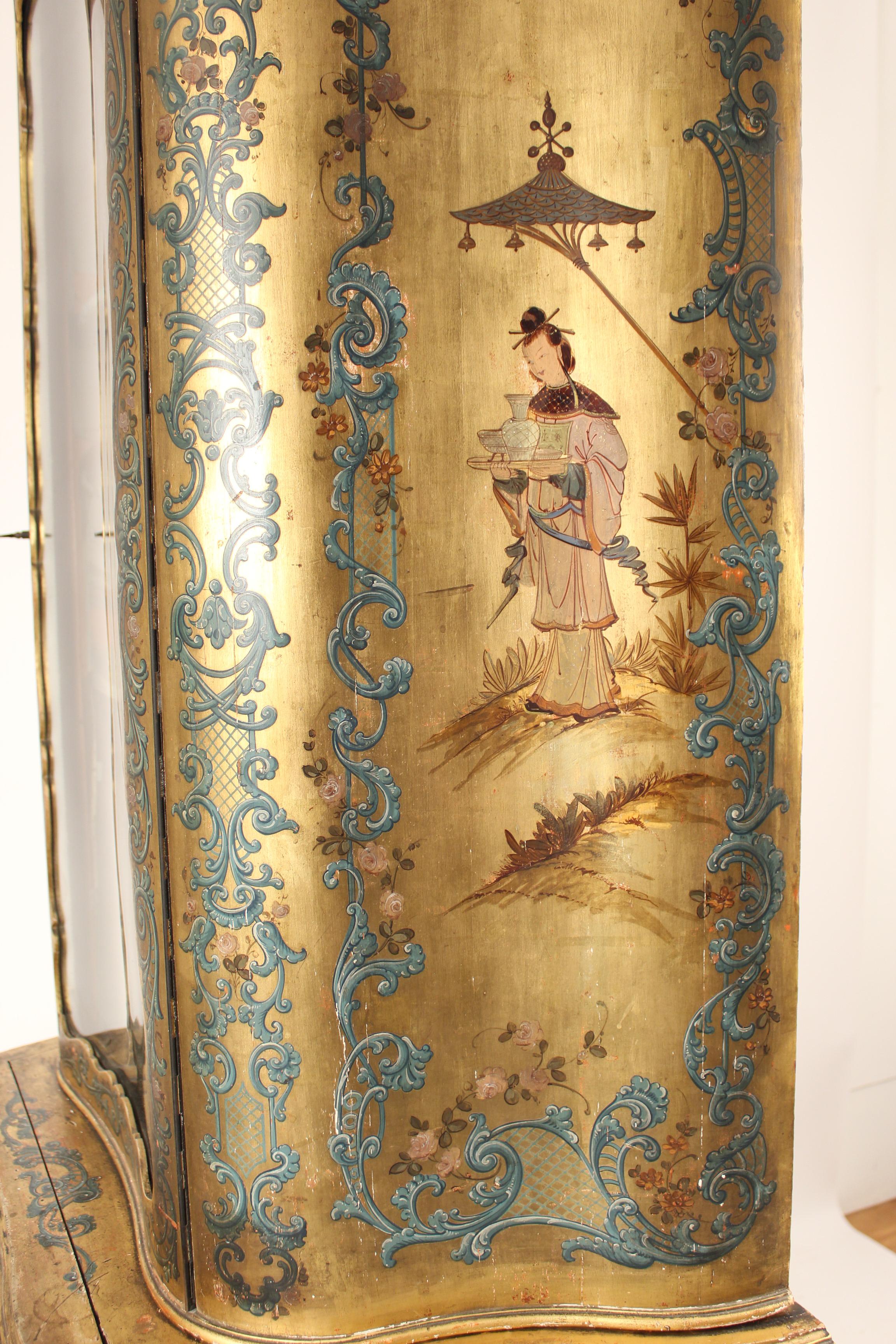 Italian Louis XV Style Chinoiserie Decorated Display Cabinet For Sale 3