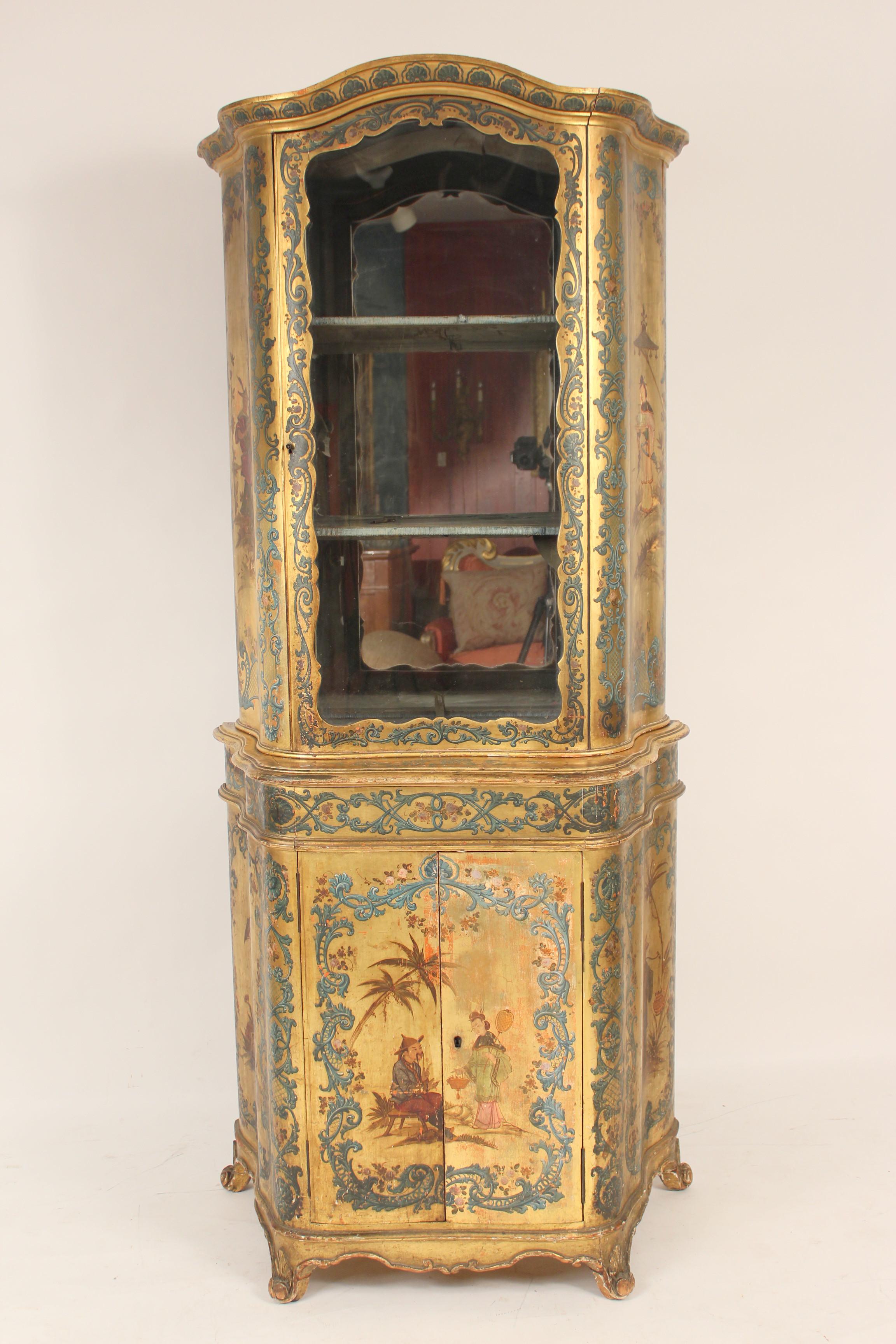 Vetrinetta italiana in stile Luigi XV con decorazioni cineserie e dorate e porta in vetro concava, circa 1900. La decorazione della porta in basso a destra è stata sfregata ed è di colore più chiaro rispetto alla porta di sinistra.