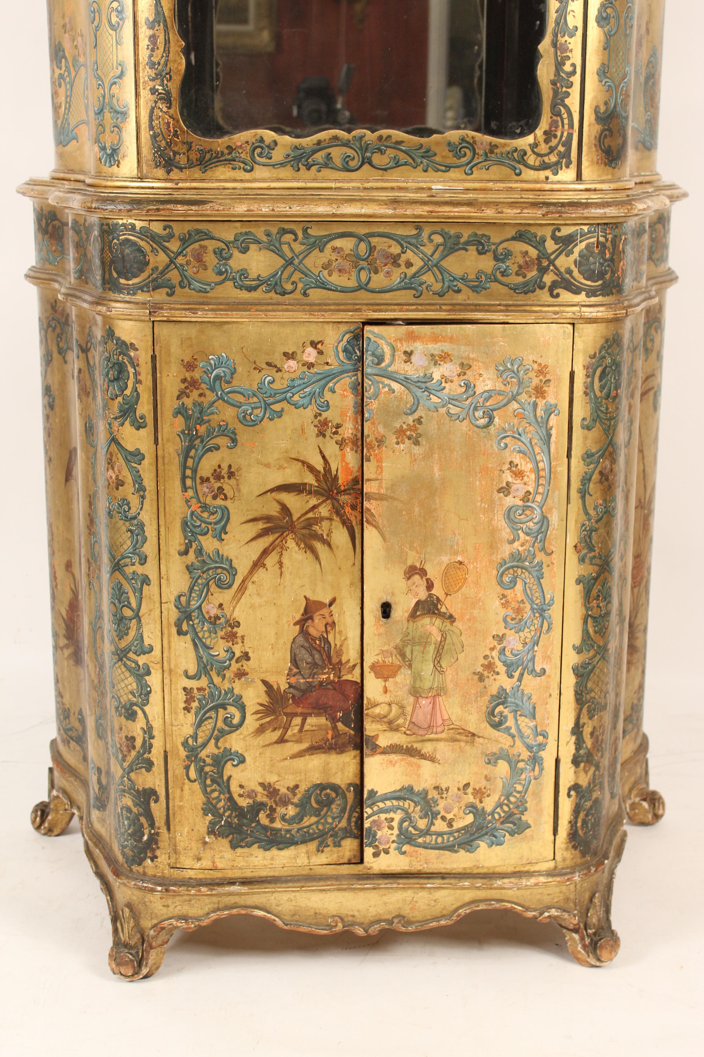Early 20th Century Italian Louis XV Style Chinoiserie Decorated Display Cabinet For Sale