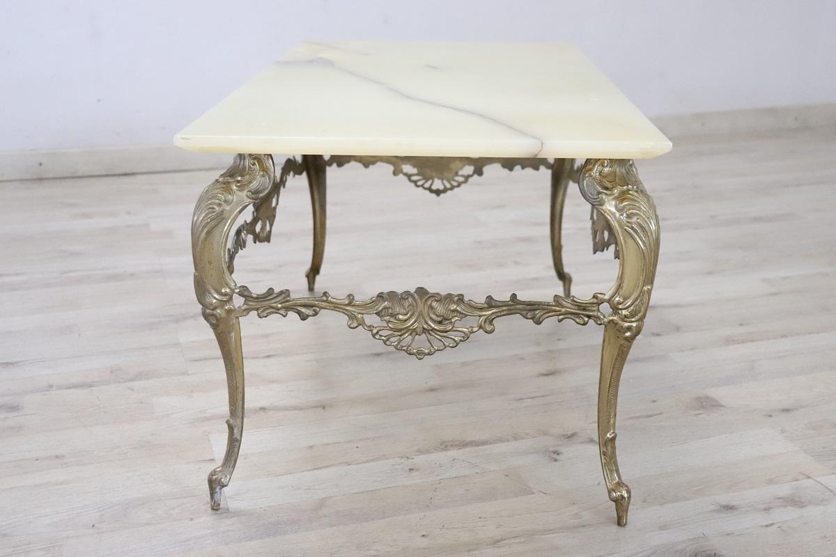Table basse italienne de style Louis XV en bronze doré avec plateau en onyx en vente 5