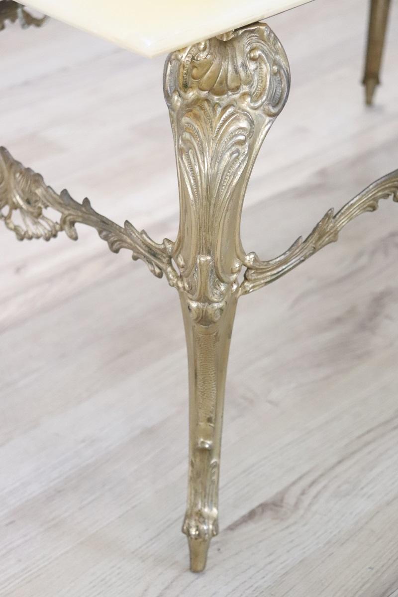Fin du 20e siècle Table basse italienne de style Louis XV en bronze doré avec plateau en onyx en vente